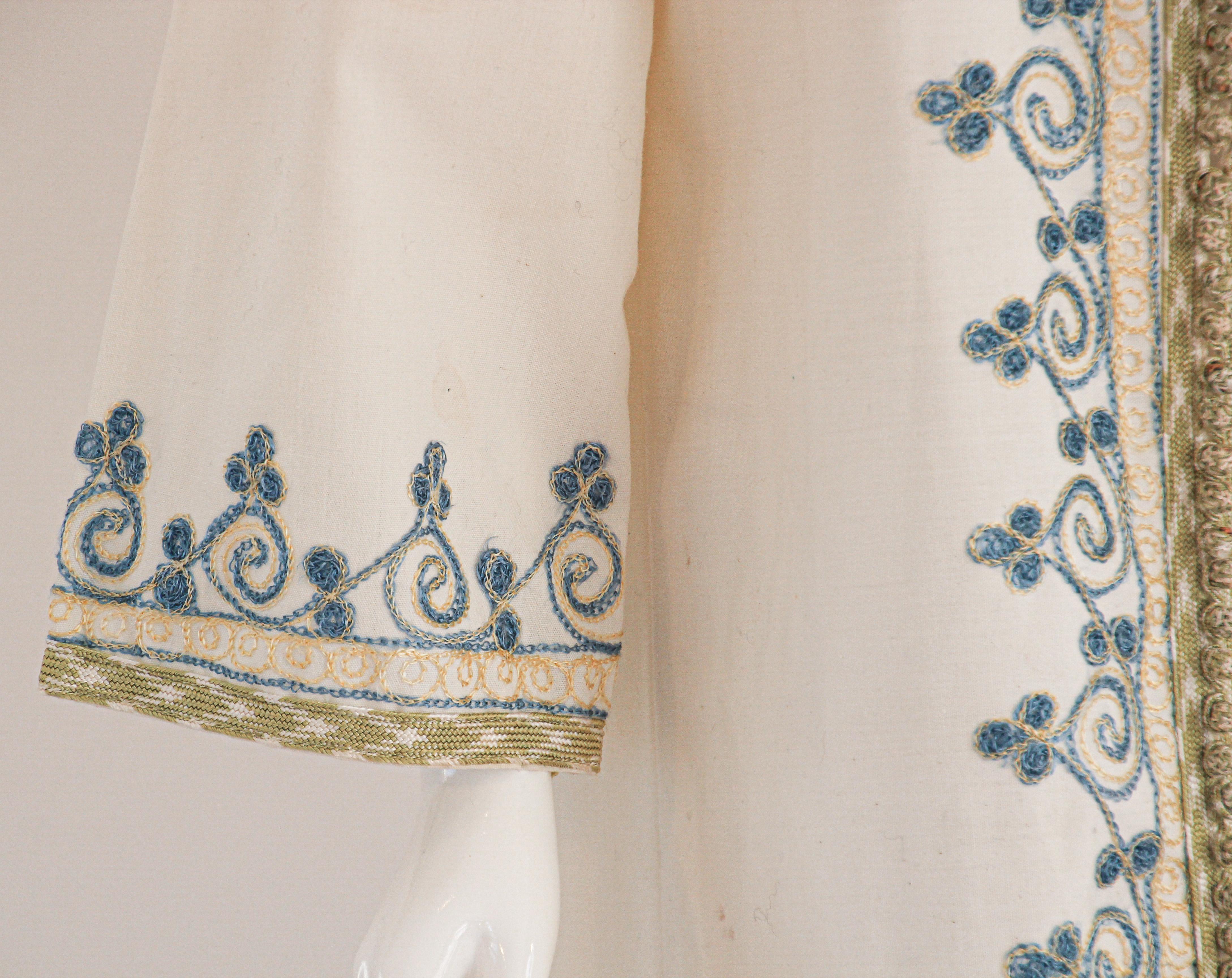 1970s Moroccan Vintage Kaftan White Cotton with Turquoise Embroidered Caftan For Sale 8