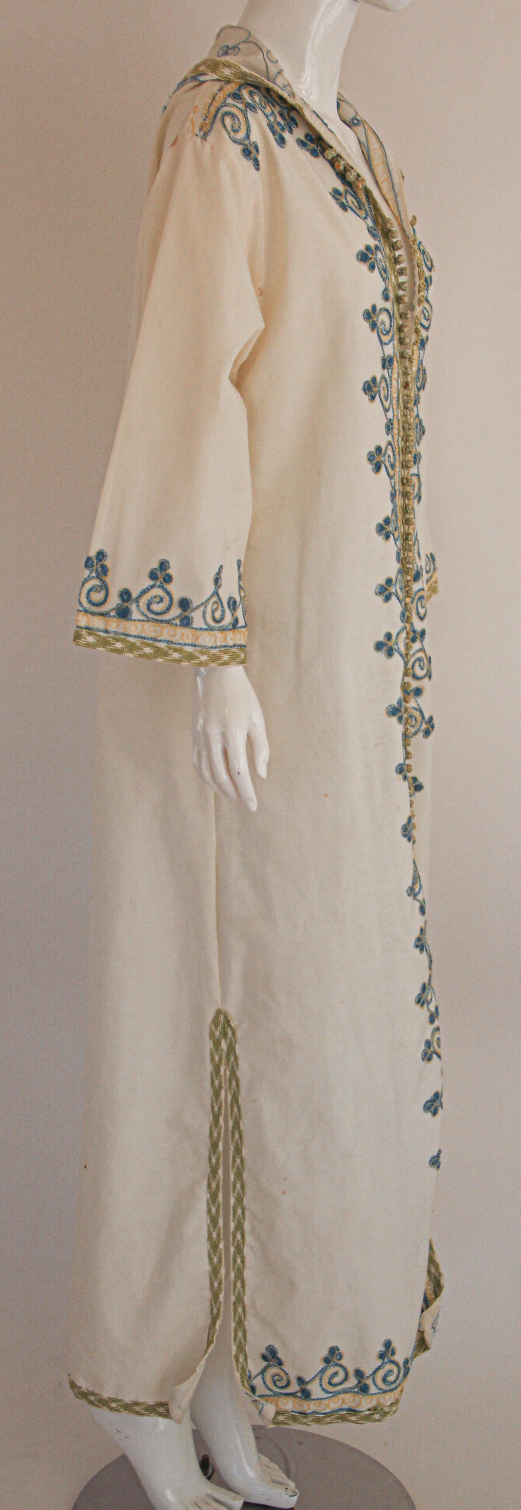 1970s Moroccan Vintage Kaftan White Cotton with Turquoise Embroidered Caftan For Sale 9