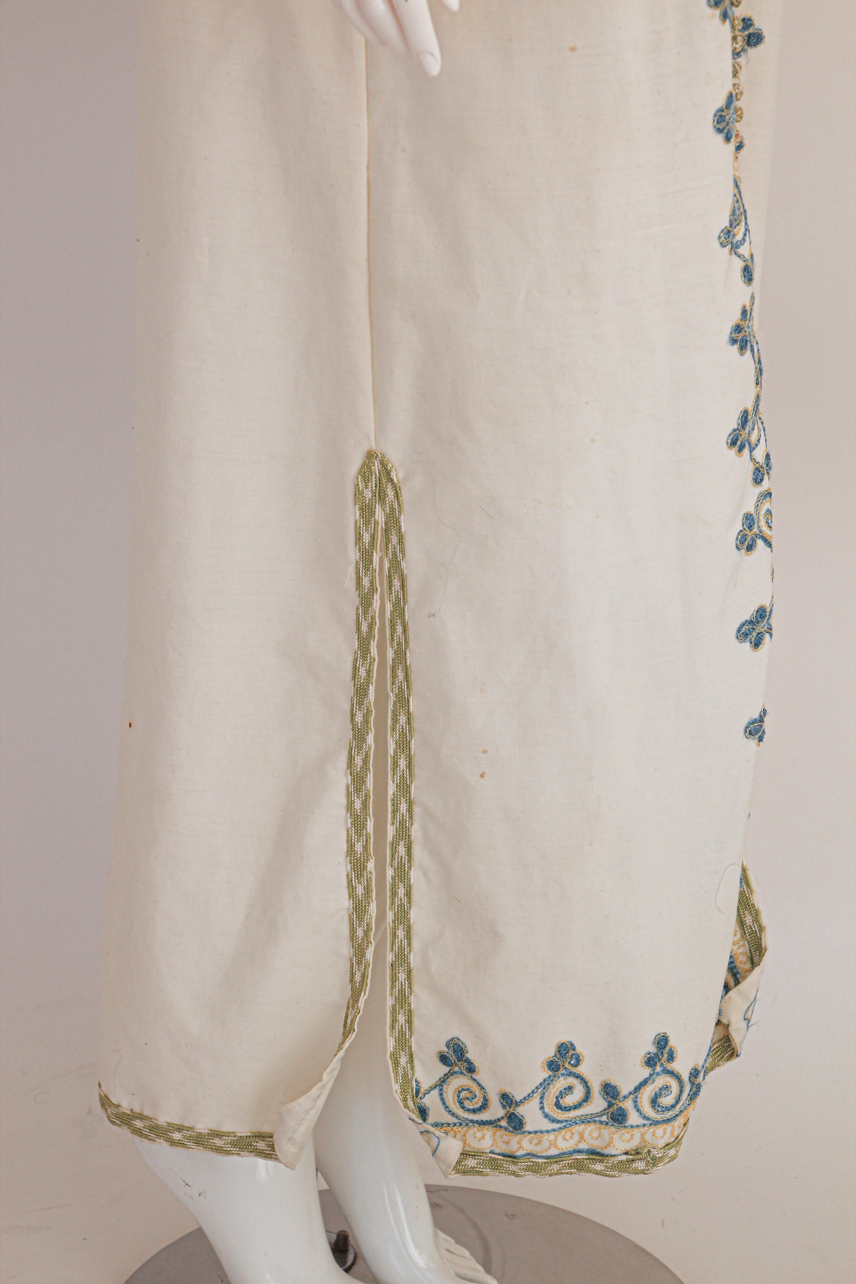 Kaftano marocchino vintage degli anni '70 in cotone bianco con ricami turchesi in vendita 10