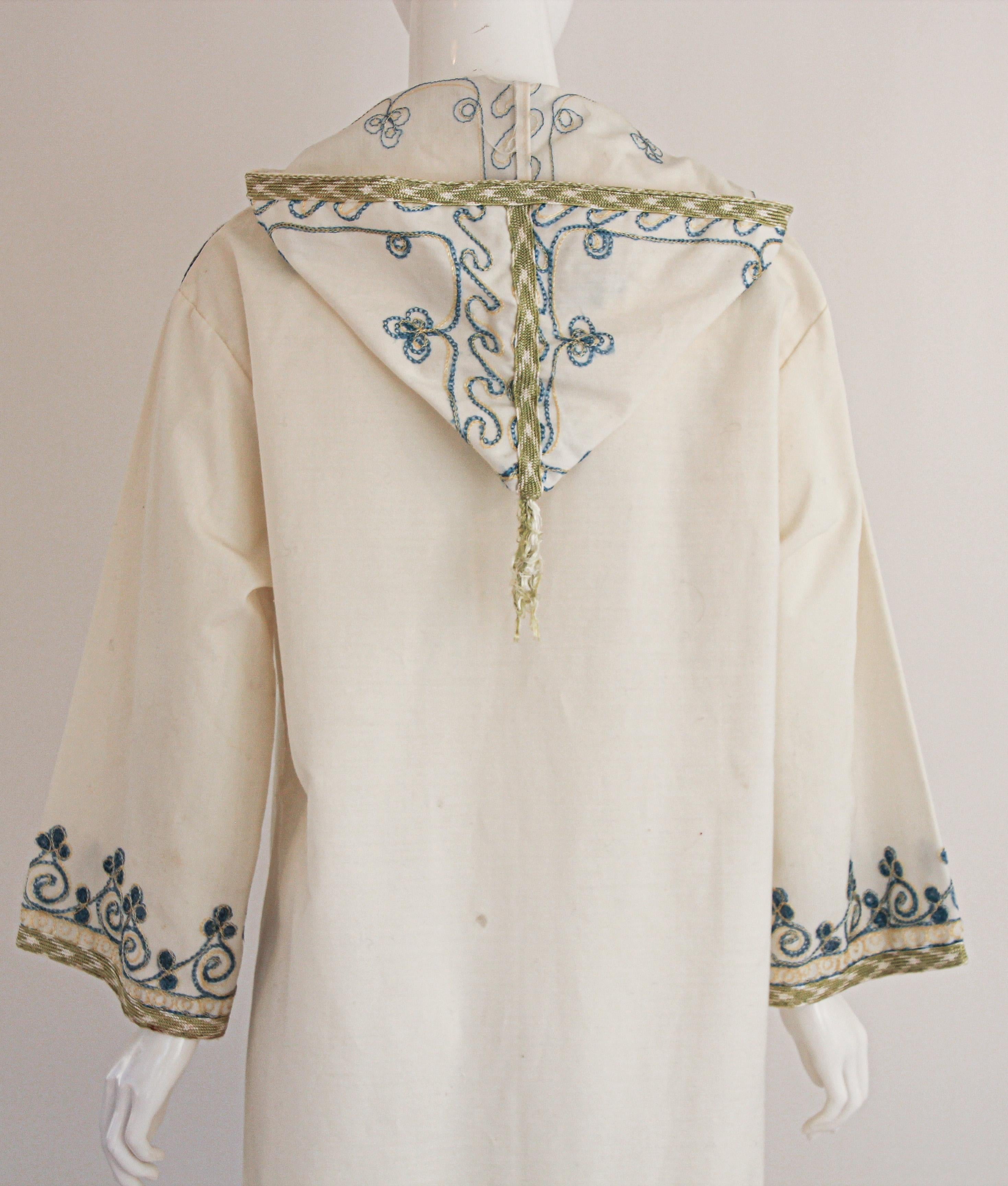 1970s Moroccan Vintage Kaftan White Cotton with Turquoise Embroidered Caftan For Sale 12