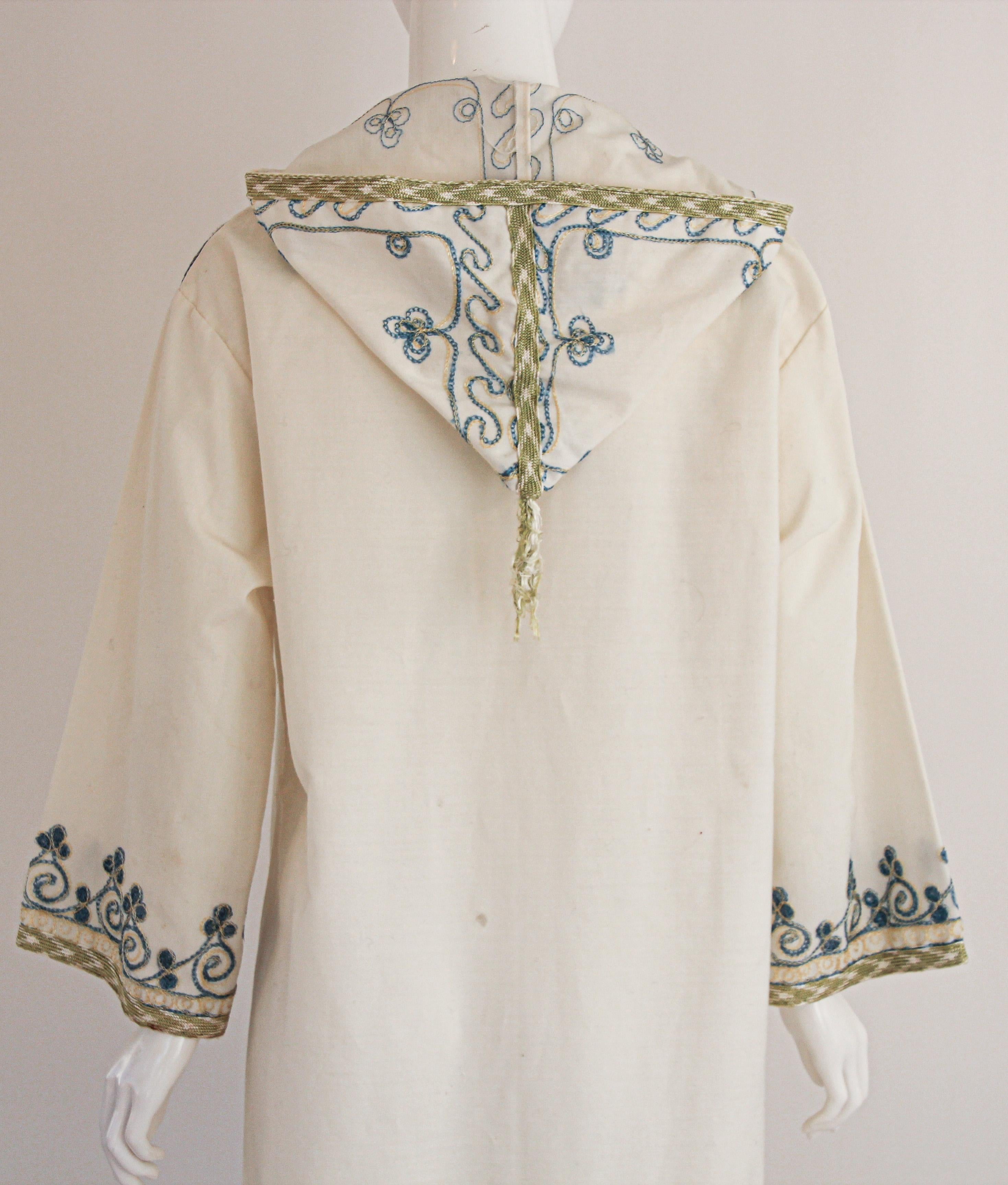 Marokkanischer Vintage-Kaftan aus weißer Baumwolle mit türkisfarbener Stickerei, 1970er Jahre im Angebot 12