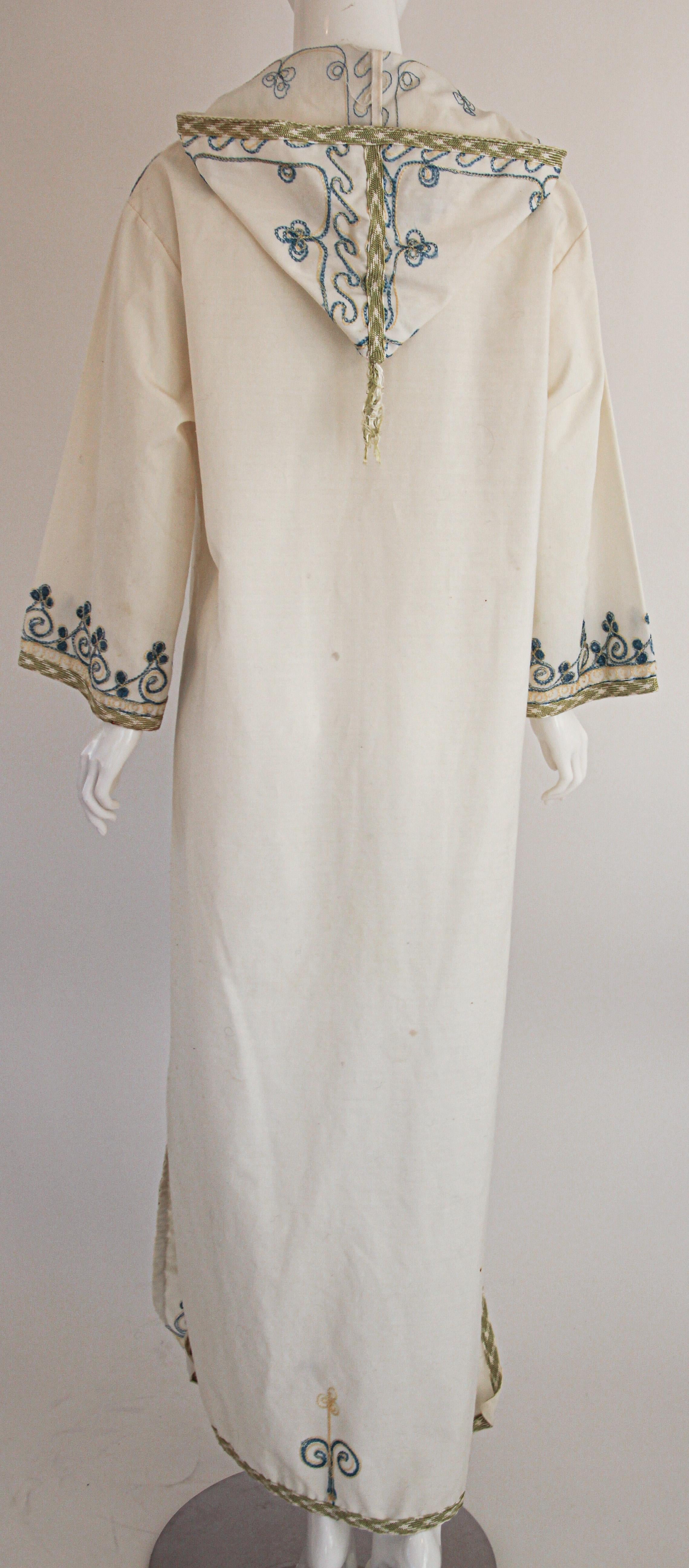 1970s Moroccan Vintage Kaftan White Cotton with Turquoise Embroidered Caftan For Sale 13