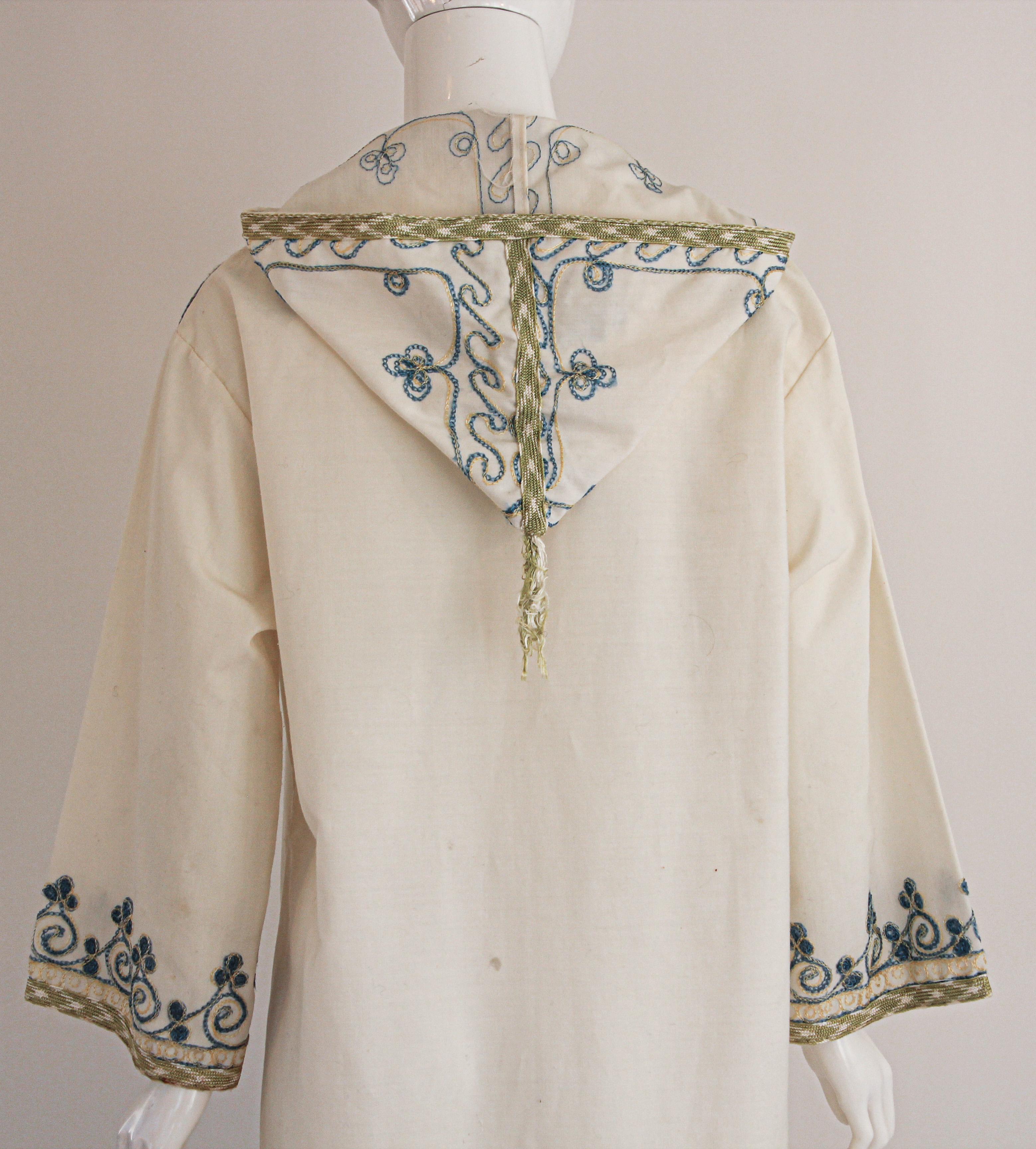 1970s Moroccan Vintage Kaftan White Cotton with Turquoise Embroidered Caftan For Sale 15
