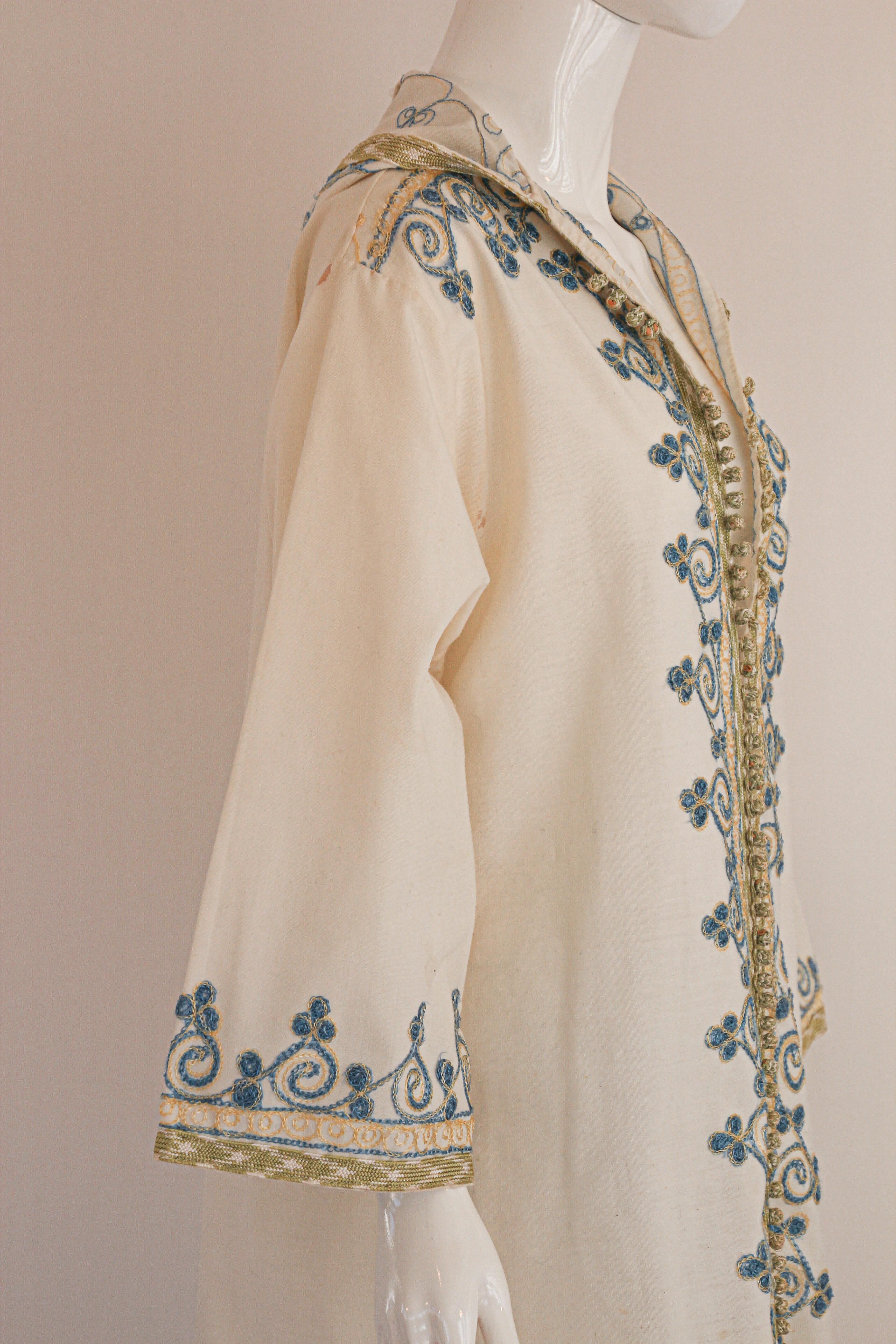 1970s Moroccan Vintage Kaftan White Cotton with Turquoise Embroidered Caftan For Sale 1