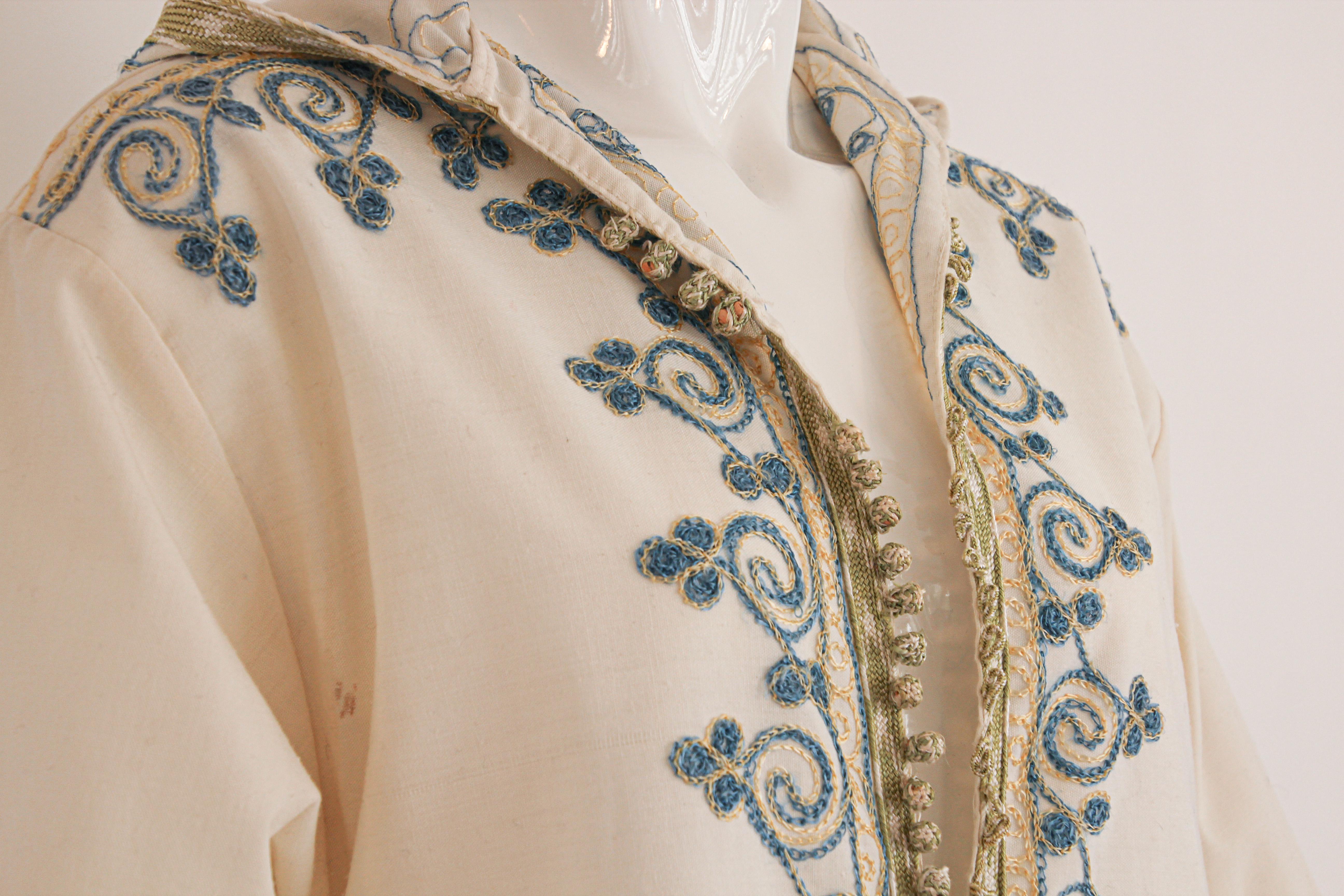 1970s Moroccan Vintage Kaftan White Cotton with Turquoise Embroidered Caftan For Sale 2