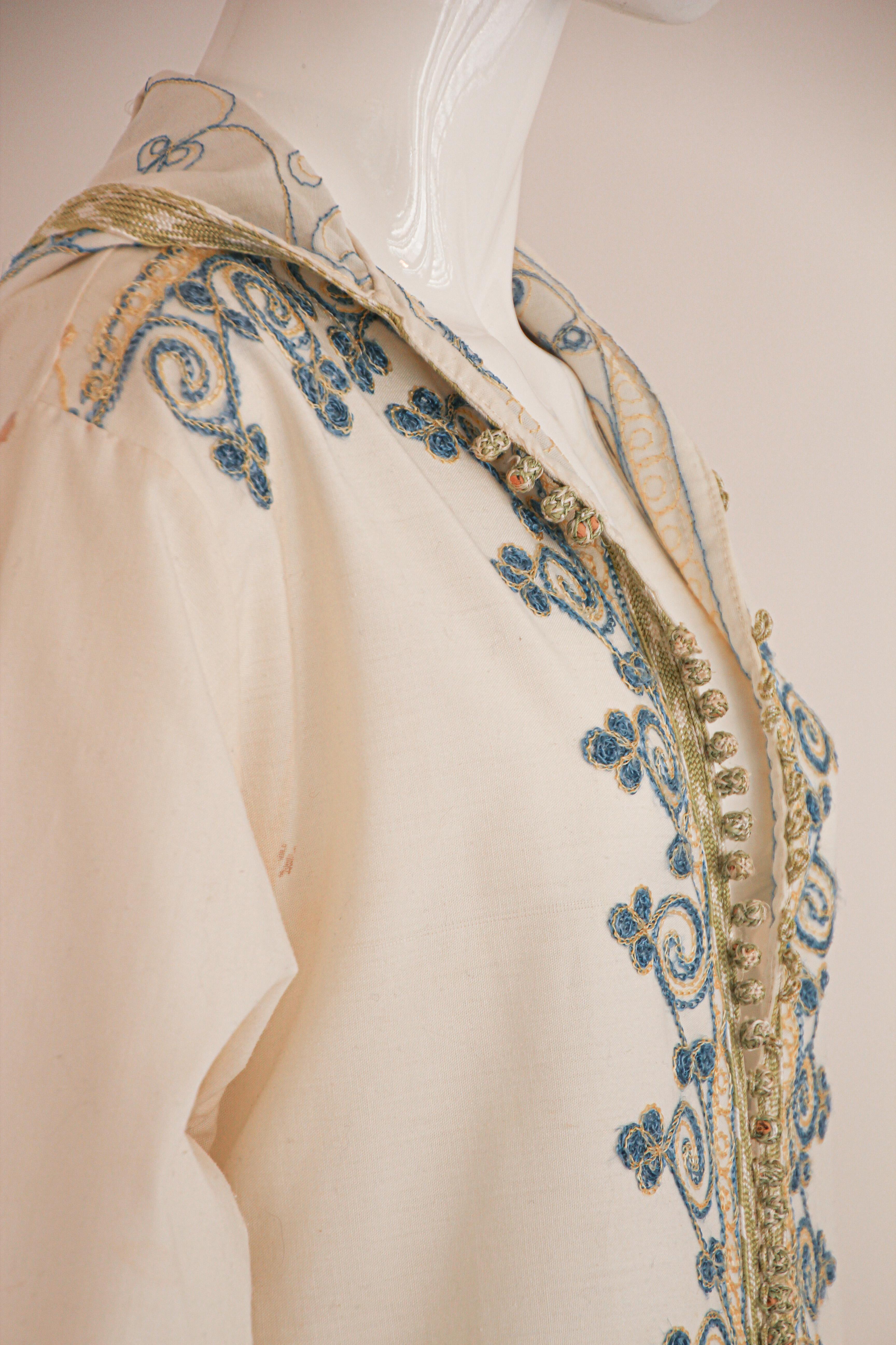 1970s Moroccan Vintage Kaftan White Cotton with Turquoise Embroidered Caftan For Sale 4
