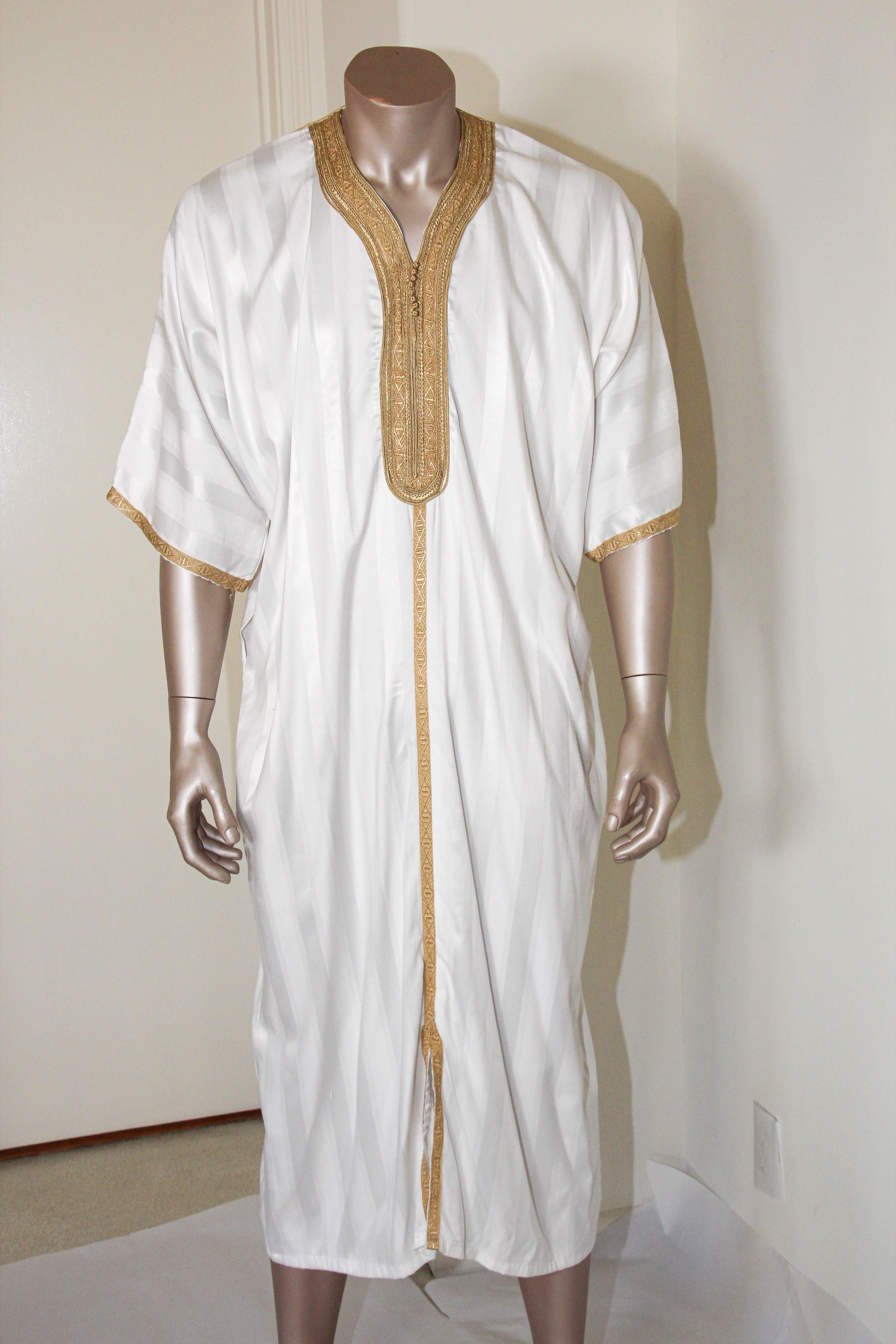 Moroccan gentleman vintage caftan embellished with gold trim.
In Morocco, fashion preserves its traditional style inherited from great civilizations that found their way to Northwest Africa, such as the Ottomans and the Moors.
Moroccan fashion has