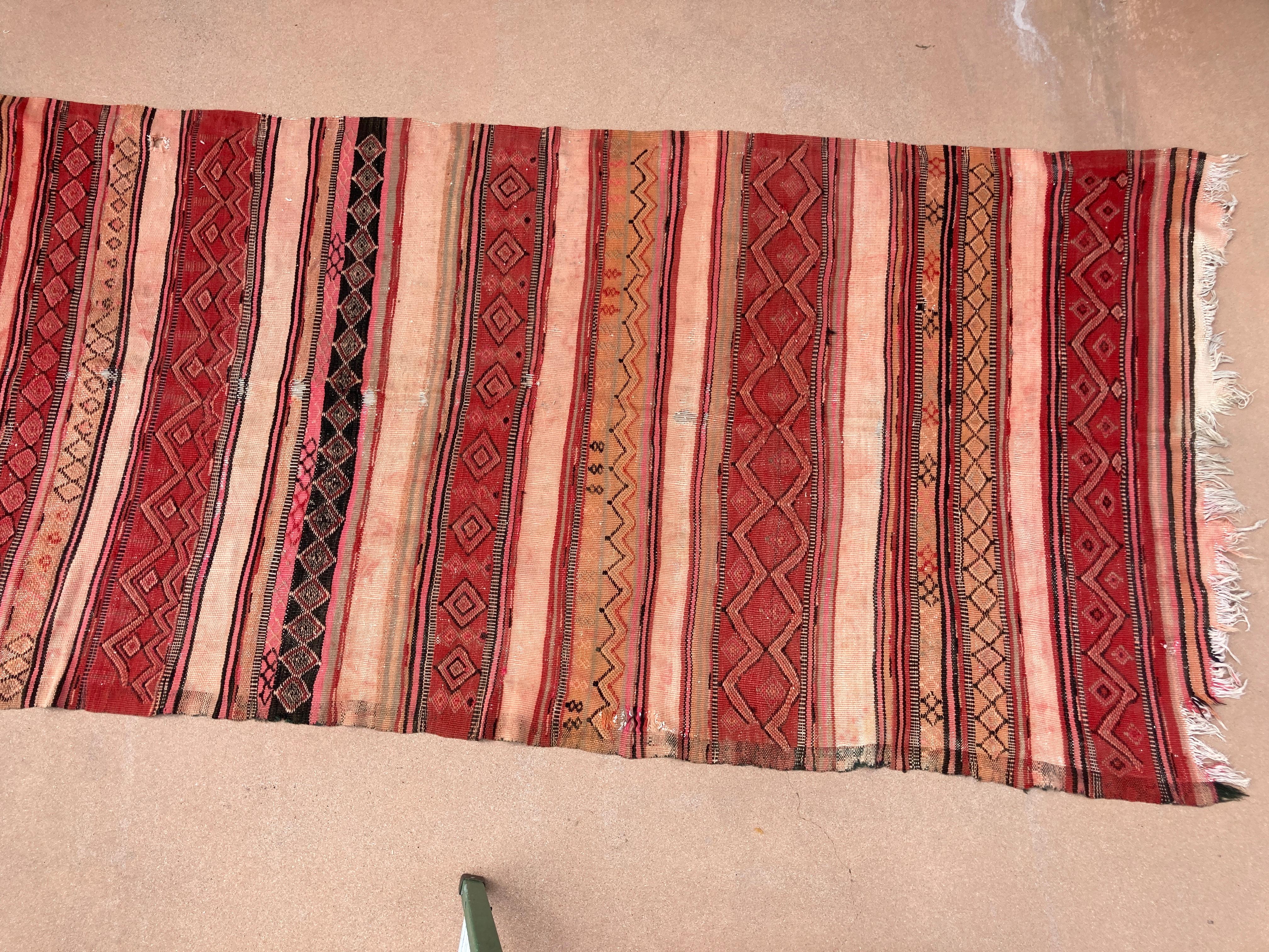 Grand tapis vintage tissé à la main par les tribus berbères du sud du Maroc avec des motifs géométriques traditionnels.Tapis de sol du sud de Marrakech.Superbe tapis vintage marocain, excellent accent pour tout style de décor.Tapis vintage organique
