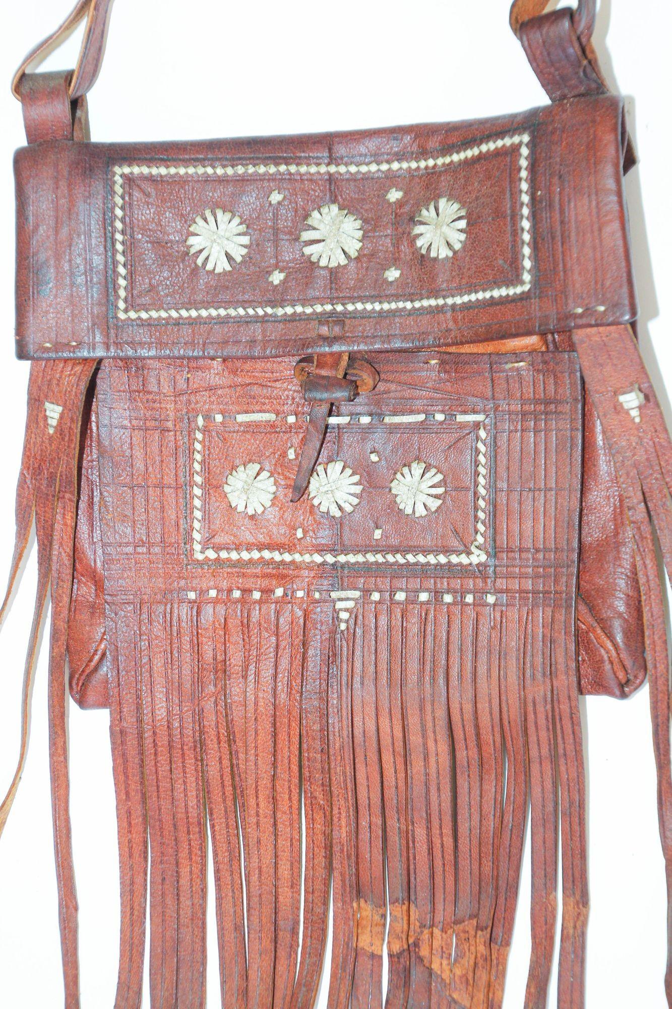 Artisanat Sac en cuir marocain vintage Tuareg fabriqué à la main avec franges, art mural en vente