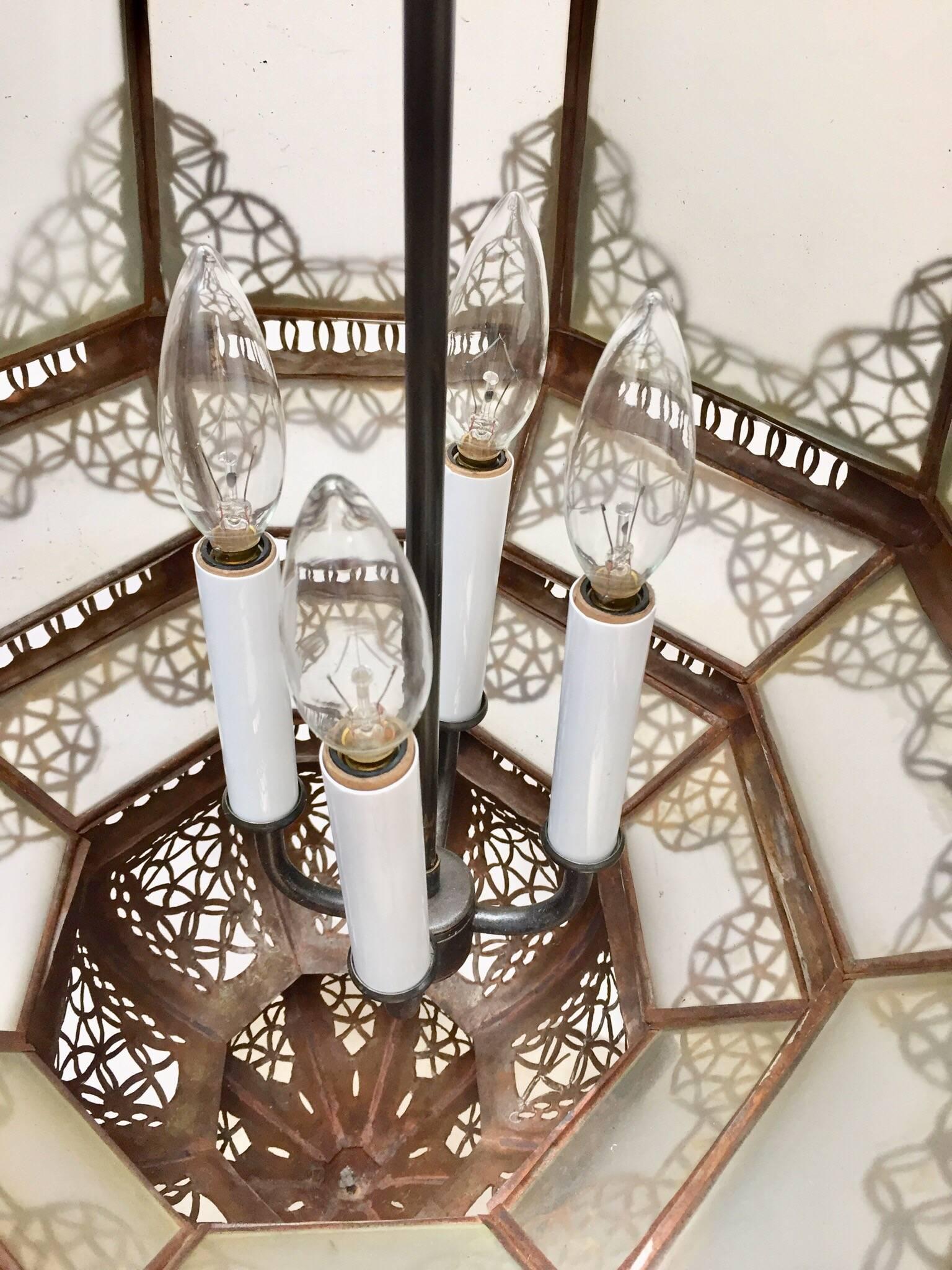 Marokkanische Vintage-Leuchte aus Metall und Milchglas im Angebot 6