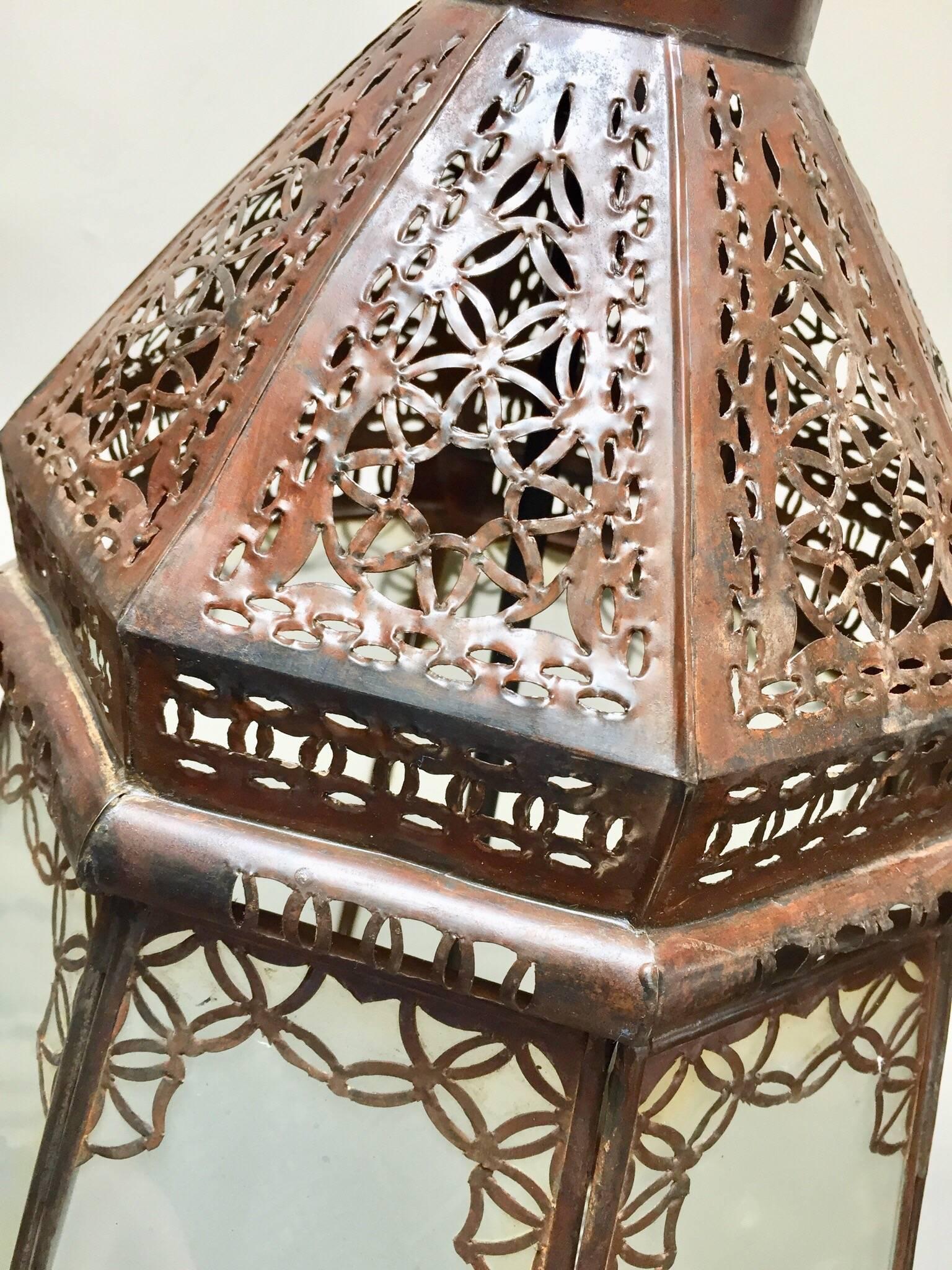 Marokkanische Vintage-Leuchte aus Metall und Milchglas im Angebot 2
