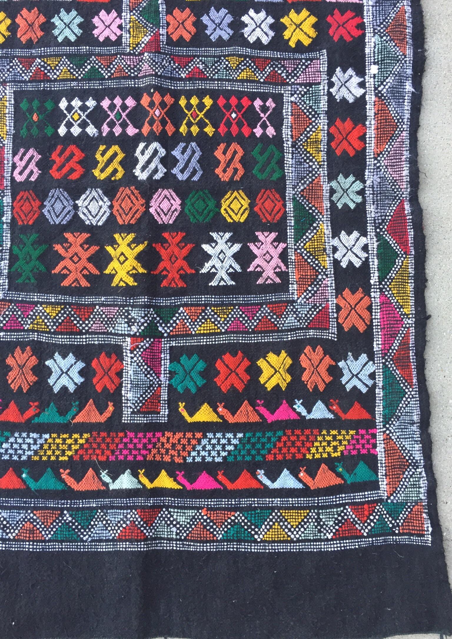 Tissé à la main Rug & Kilim marocain vintage nord-africain noir tribal en vente