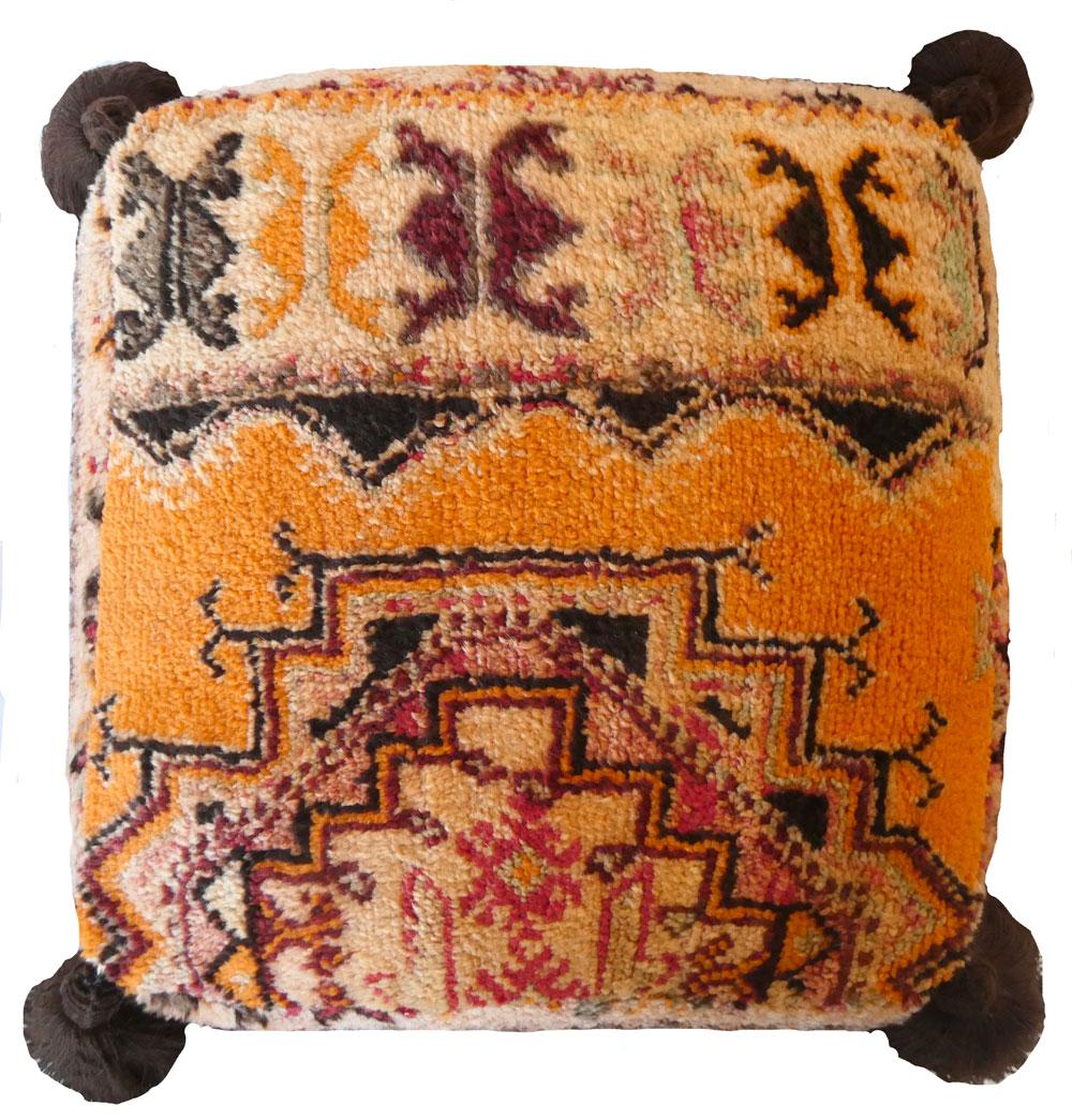 Vintage Marokkanische Wolle Pouf Bodenkissen
Einzigartiger marokkanischer Bodenhocker aus einem. Vintage-Teppich aus der Mitte des Jahrhunderts, handgewebt aus orangefarbener, roter und brauner handgesponnener Wolle. Handgefertigte Quastenakzente