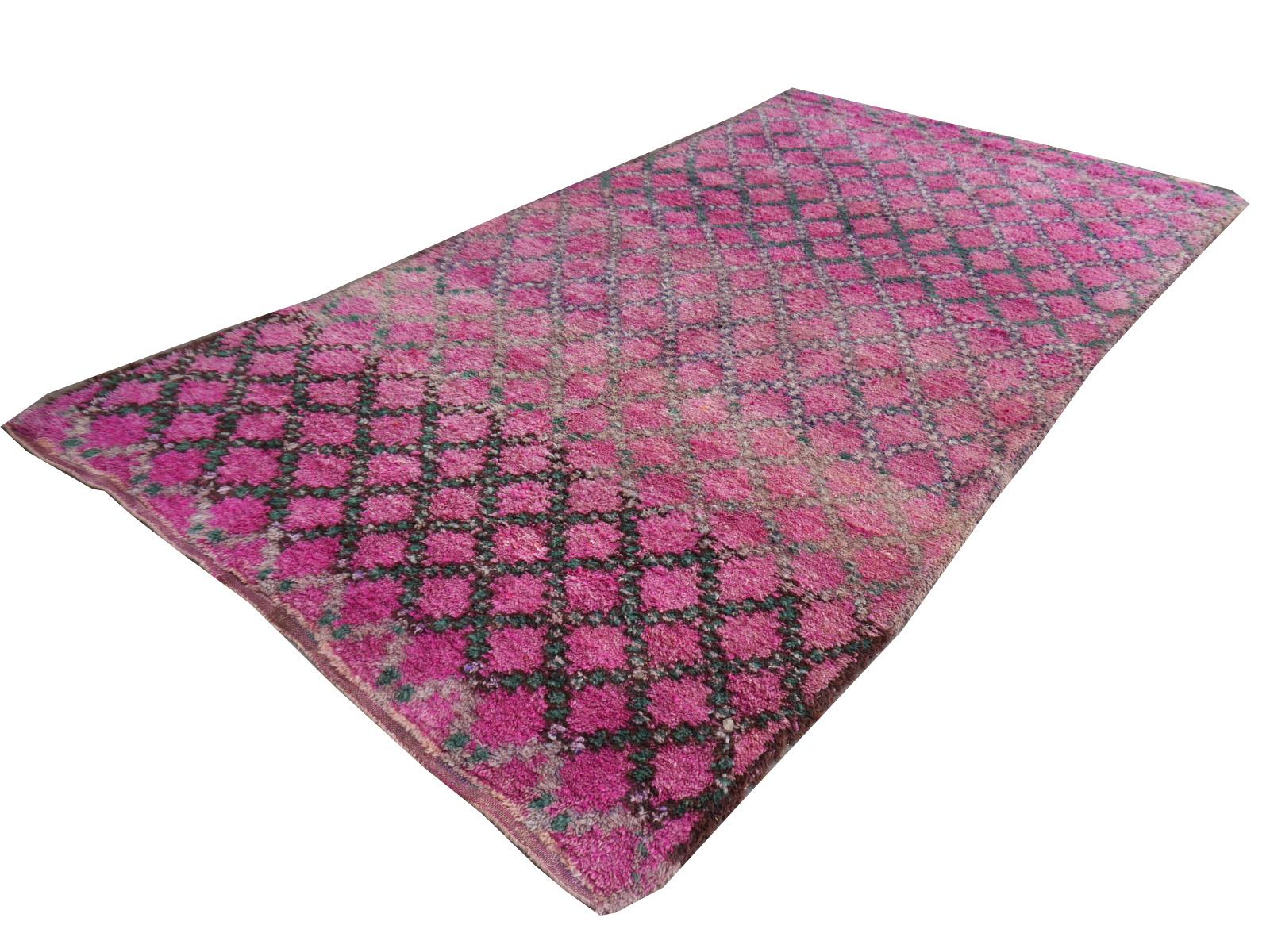 Ein seltener alter Berberteppich aus den 1980er-1990er Jahren.

Dieser atemberaubende Berberteppich mit abstraktem Muster stammt aus der Epoche des späten 20. Jahrhunderts. Es hat eine fantastisch glänzende und weiche Wolle. Sie wurde von Frauen aus