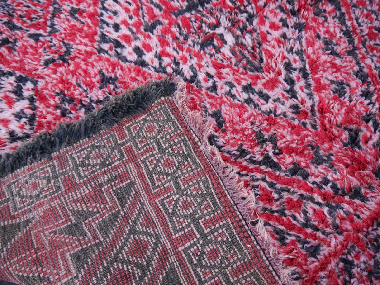 Moroccan Vintage Rug North African Diamond Design Wool Red Pink Charcoal White For Sale 5