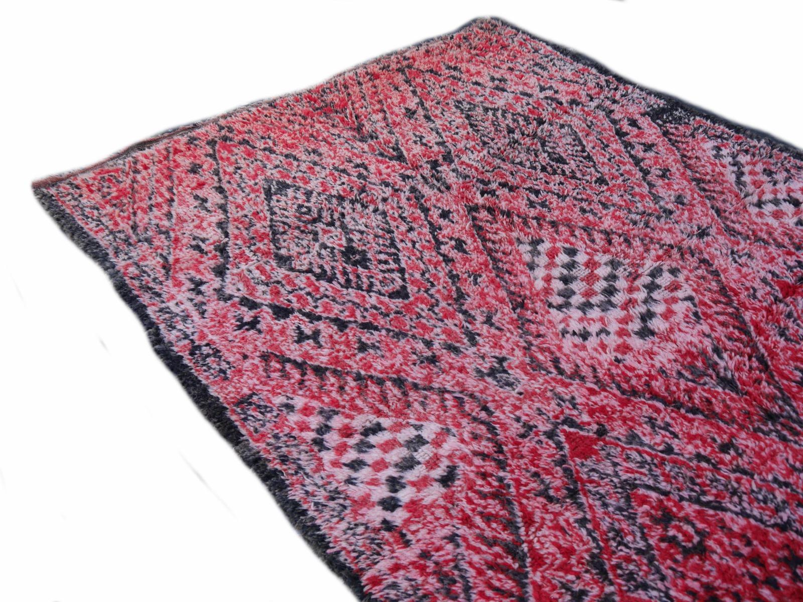Moroccan Vintage Rug North African Diamond Design Wool Red Pink Charcoal White For Sale 7