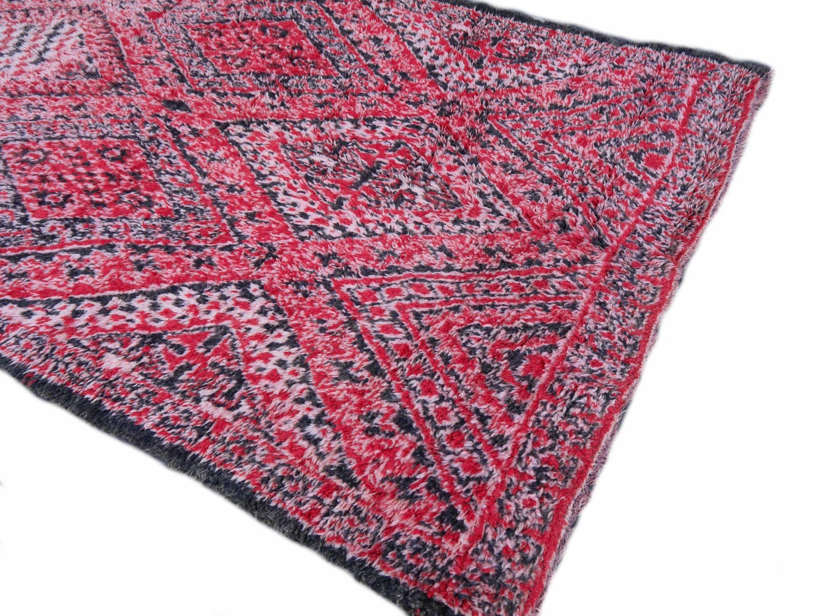 Moroccan Vintage Rug North African Diamond Design Wool Red Pink Charcoal White For Sale 9