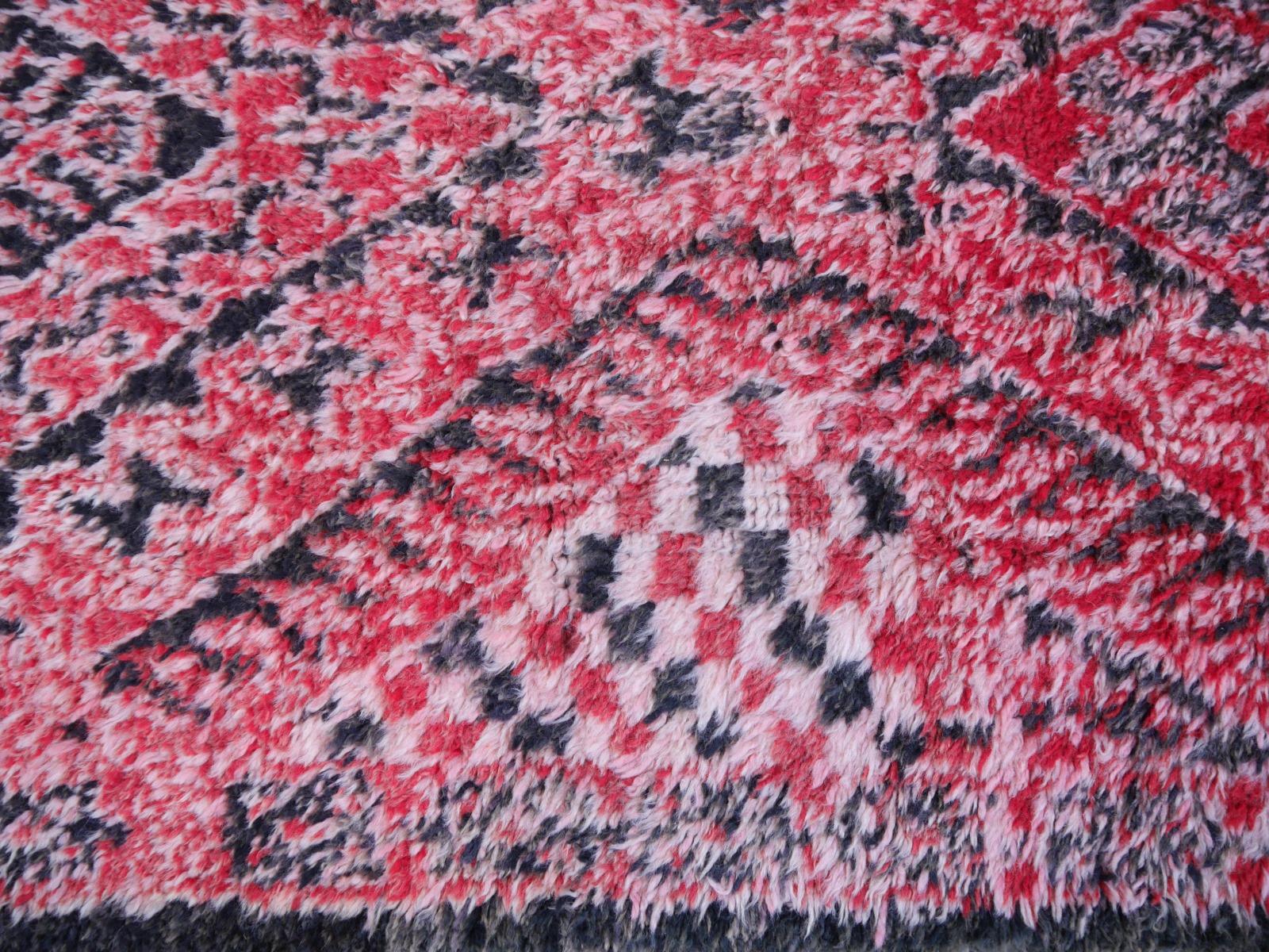 Marokkanischer Vintage-Teppich aus Wolle in Rot, Rosa, Anthrazit und Weiß mit nordafrikanischem Diamantdesign im Angebot 11