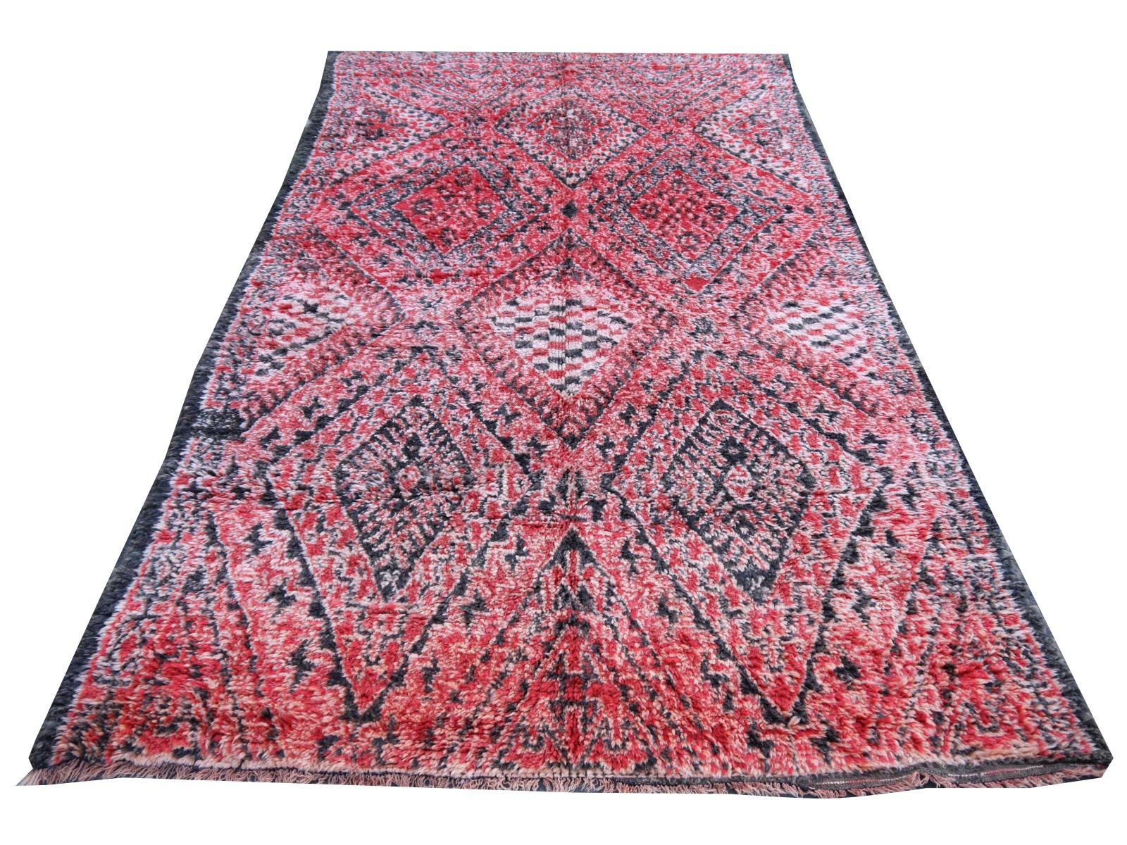 Berberteppiche werden hauptsächlich in Marokko, Tunesien und Algerien hergestellt. Größter Produzent sind die Stammes- und Nomadenvölker der Berber in Marokko. In verschiedenen Gebieten entstehen sehr schöne Kunstwerke. 

Dieser Teppich wurde in