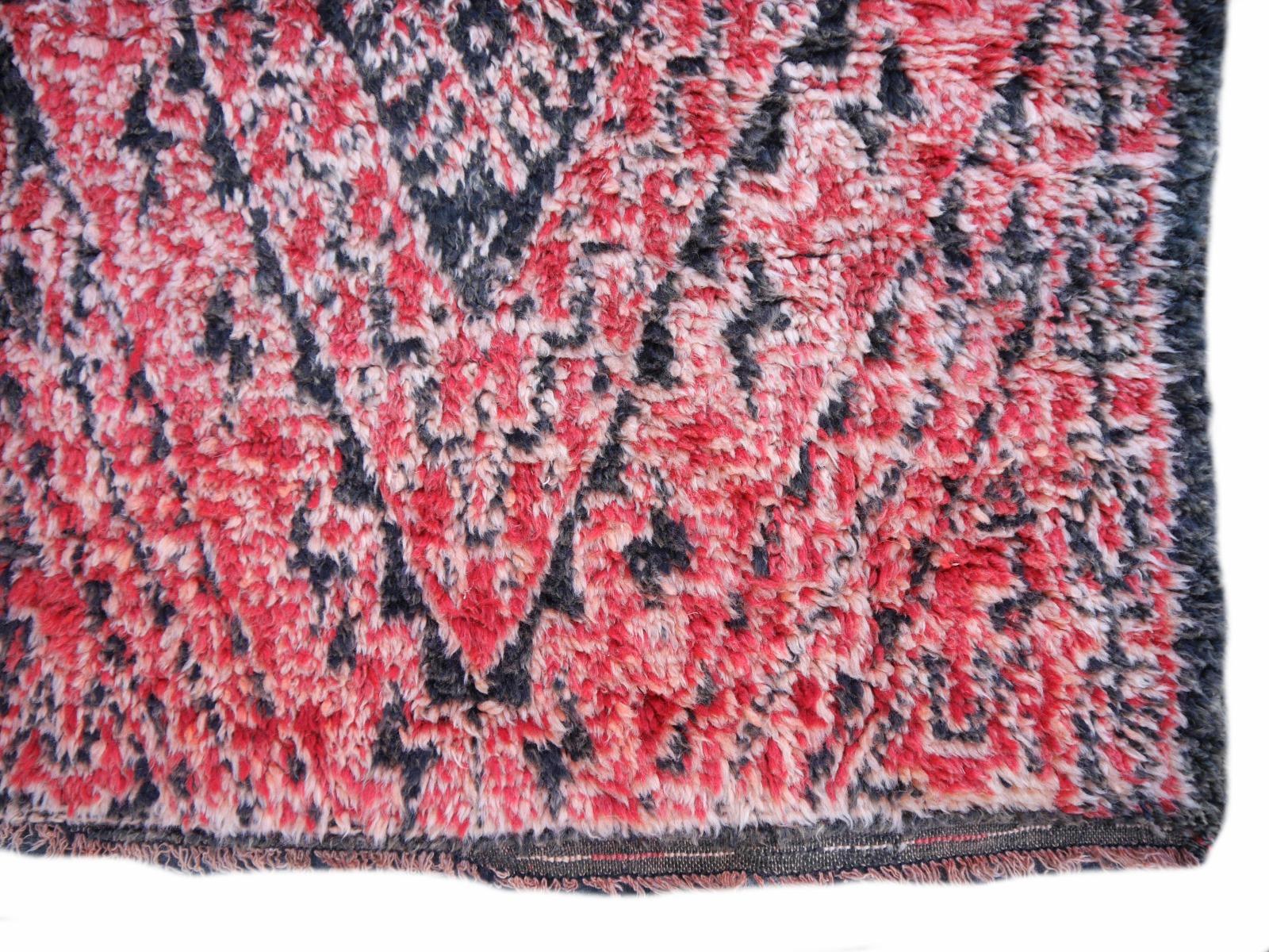 Marokkanischer Vintage-Teppich aus Wolle in Rot, Rosa, Anthrazit und Weiß mit nordafrikanischem Diamantdesign (Handgeknüpft) im Angebot
