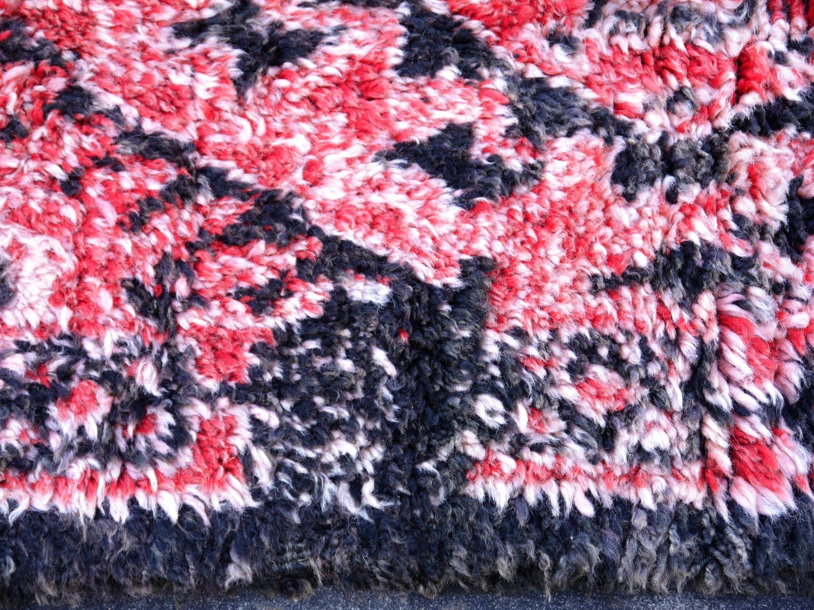 Moroccan Vintage Rug North African Diamond Design Wool Red Pink Charcoal White In Good Condition For Sale In Lohr, Bavaria, DE