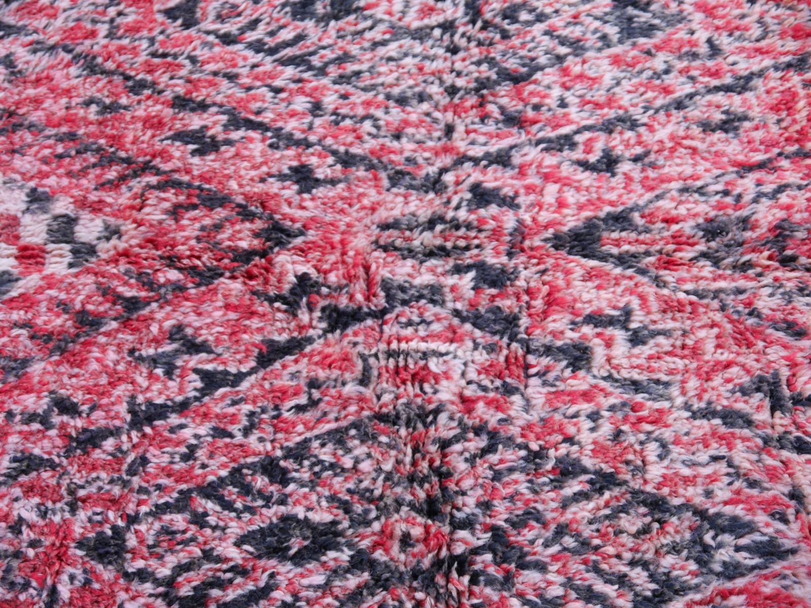 Marokkanischer Vintage-Teppich aus Wolle in Rot, Rosa, Anthrazit und Weiß mit nordafrikanischem Diamantdesign (Ende des 20. Jahrhunderts) im Angebot