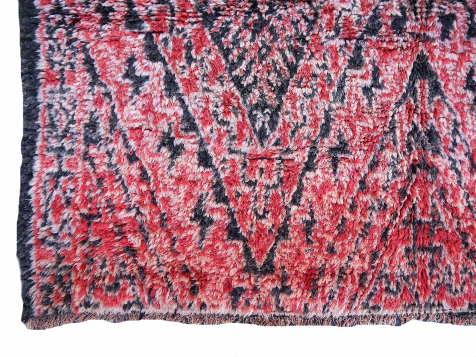 Marokkanischer Vintage-Teppich aus Wolle in Rot, Rosa, Anthrazit und Weiß mit nordafrikanischem Diamantdesign im Angebot 2