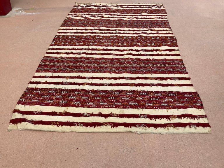 Handwoven vintage Moroccan Berber Tribal Handira ethnic textile.
Moroccan Bohemian style rug, handwoven by the Berber women of the Zemmour tribe for their wedding day.
The design on this ethnic carpet is white, red and black in geometrical motifs
