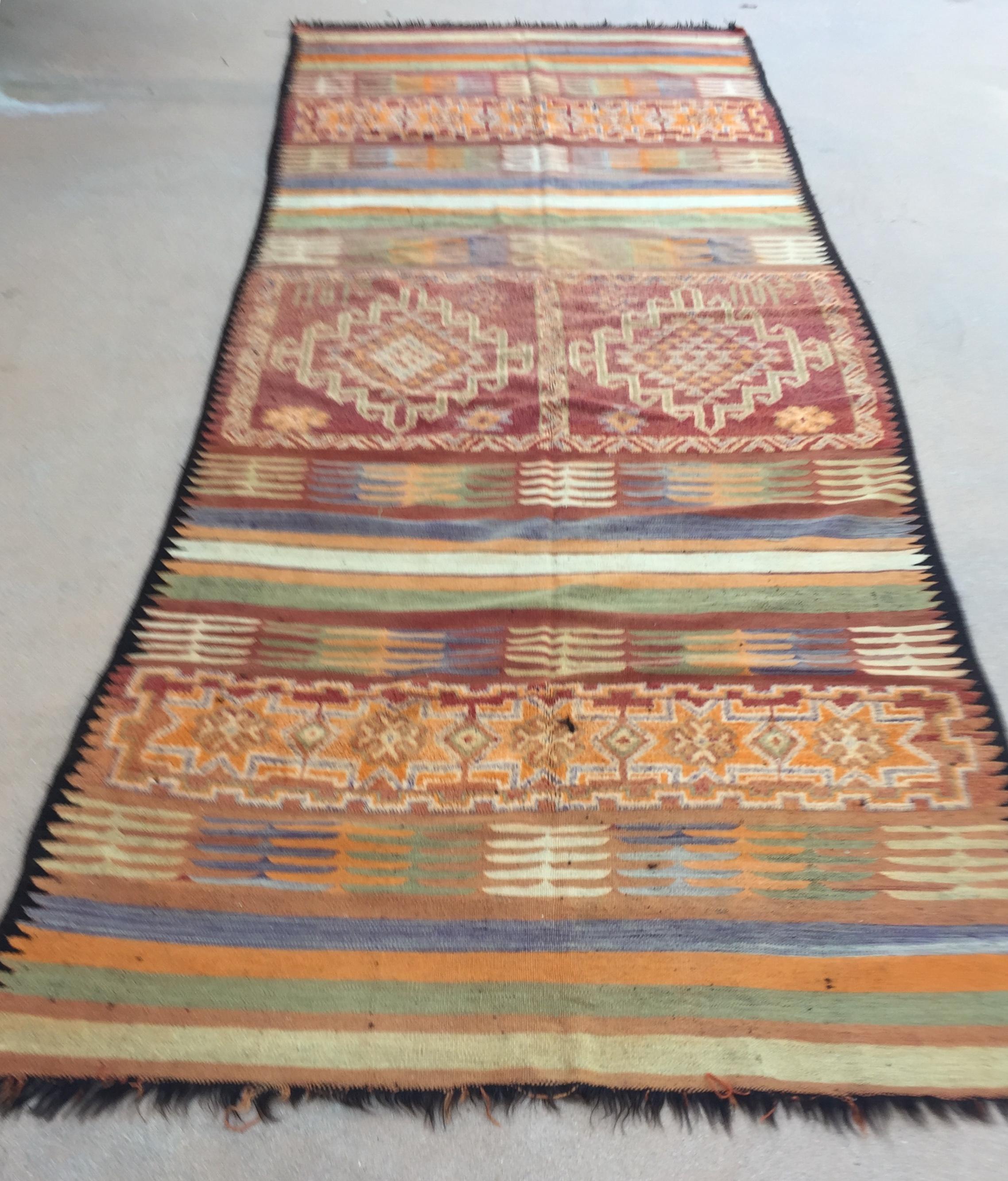 Grand tapis berbère tribal marocain authentique des années 1960 tissé à la main, joliment vieilli avec des cors vifs. Tapis marocain vintage tissé à la main par les tribus berbères du sud du Maroc avec des motifs géométriques tribaux traditionnels.