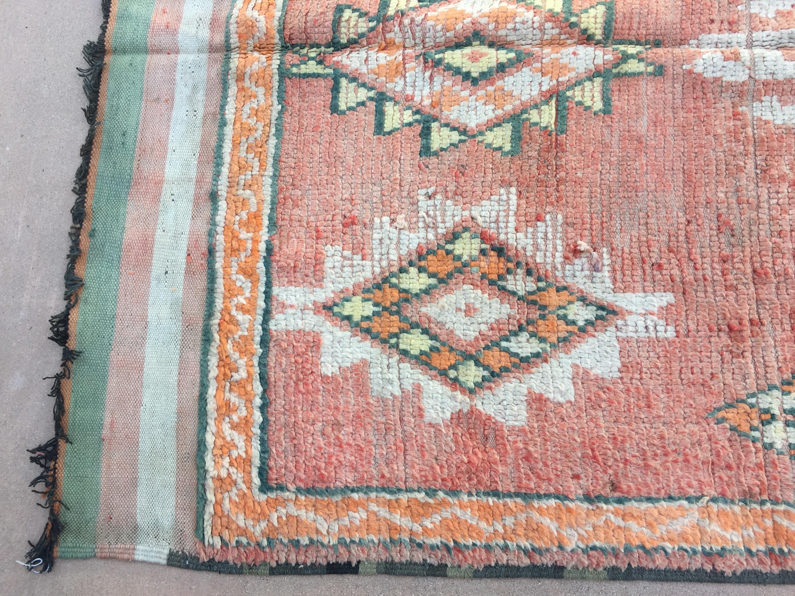 Tapis tribal marocain vintage, datant d'environ 1960 en vente 2