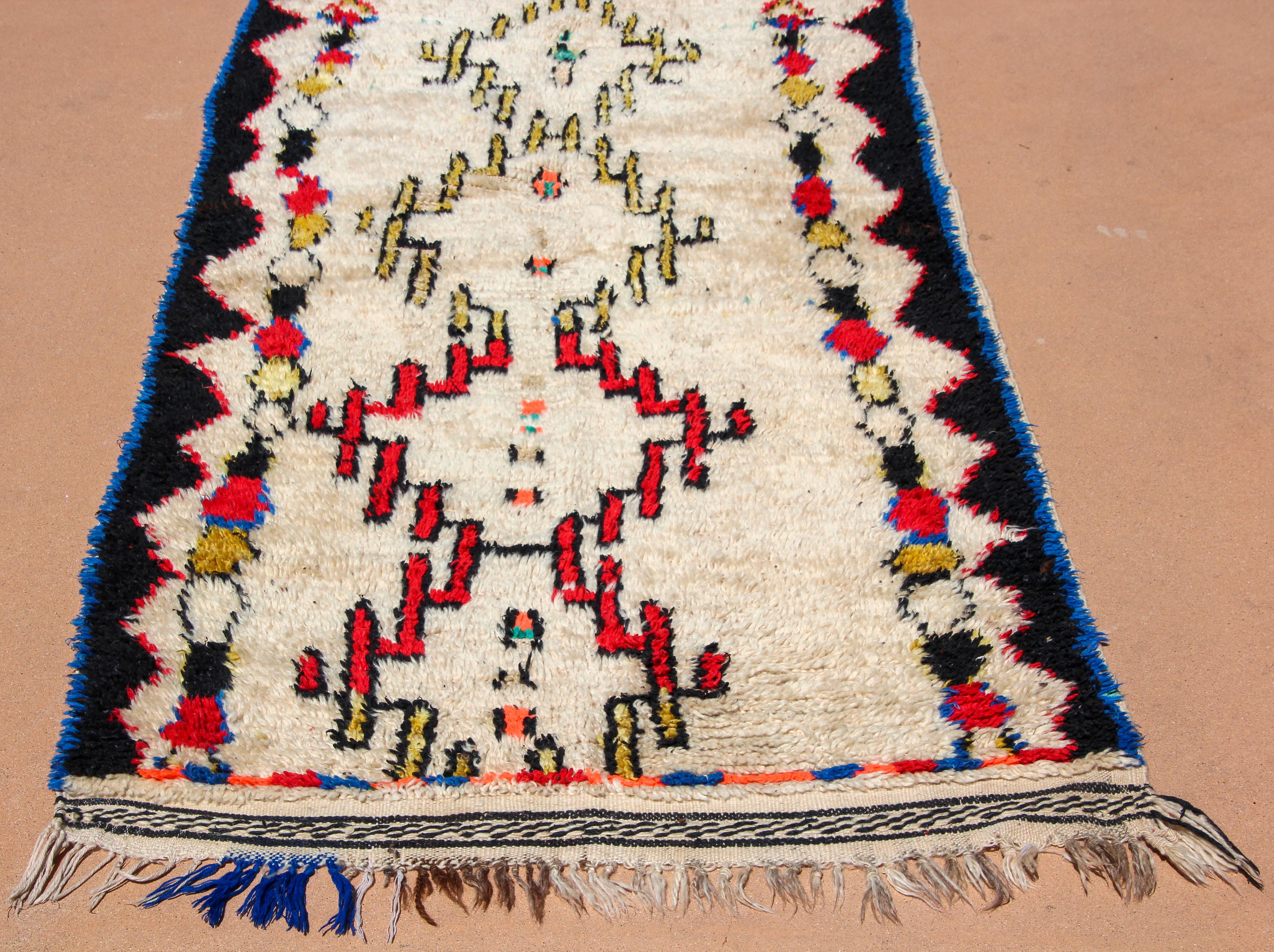 1960s authentic wonderf example of Moroccan Berber weaving from the high atlas region.Beautif Azilal tribal African rug from Morocco, handcrafted from wo and cotton.This Moroccan rug features contemporary abstract geometrical designs, vibrant and