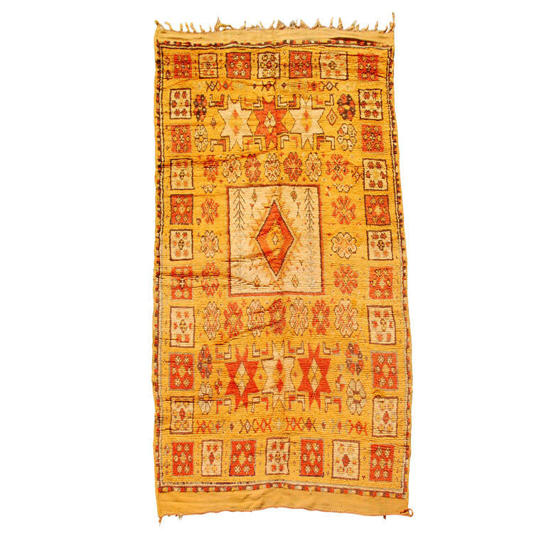 Tapis marocain tribal vintage en laine organique, couleurs terre Safran, 
Tissé à la main par les femmes berbères du Moyen Atlas du Maroc. 
Motifs géométriques abstraits, grand tapis à poils de collection, pouvant être utilisé comme chemin de