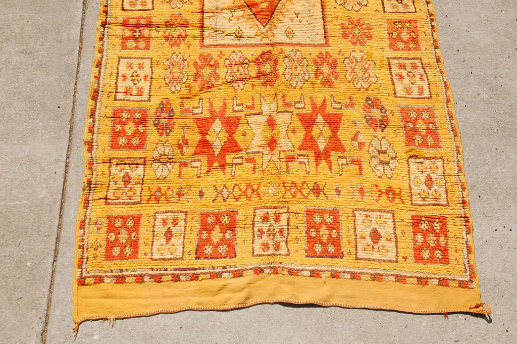 Marokkanischer Vintage Safran-Teppich aus organischer Wolle mit Stammesmotiven (Volkskunst) im Angebot