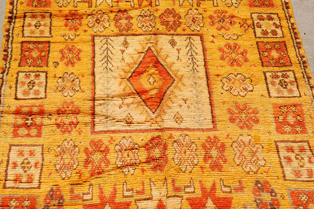 Marokkanischer Vintage Safran-Teppich aus organischer Wolle mit Stammesmotiven (Handgefertigt) im Angebot