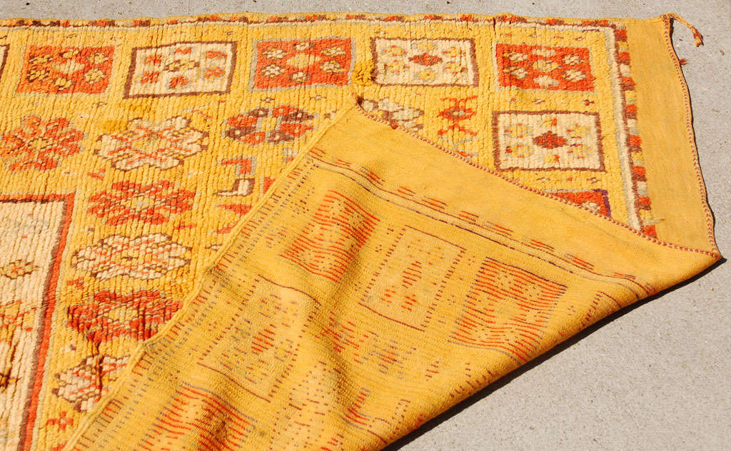 Marokkanischer Vintage Safran-Teppich aus organischer Wolle mit Stammesmotiven im Angebot 2
