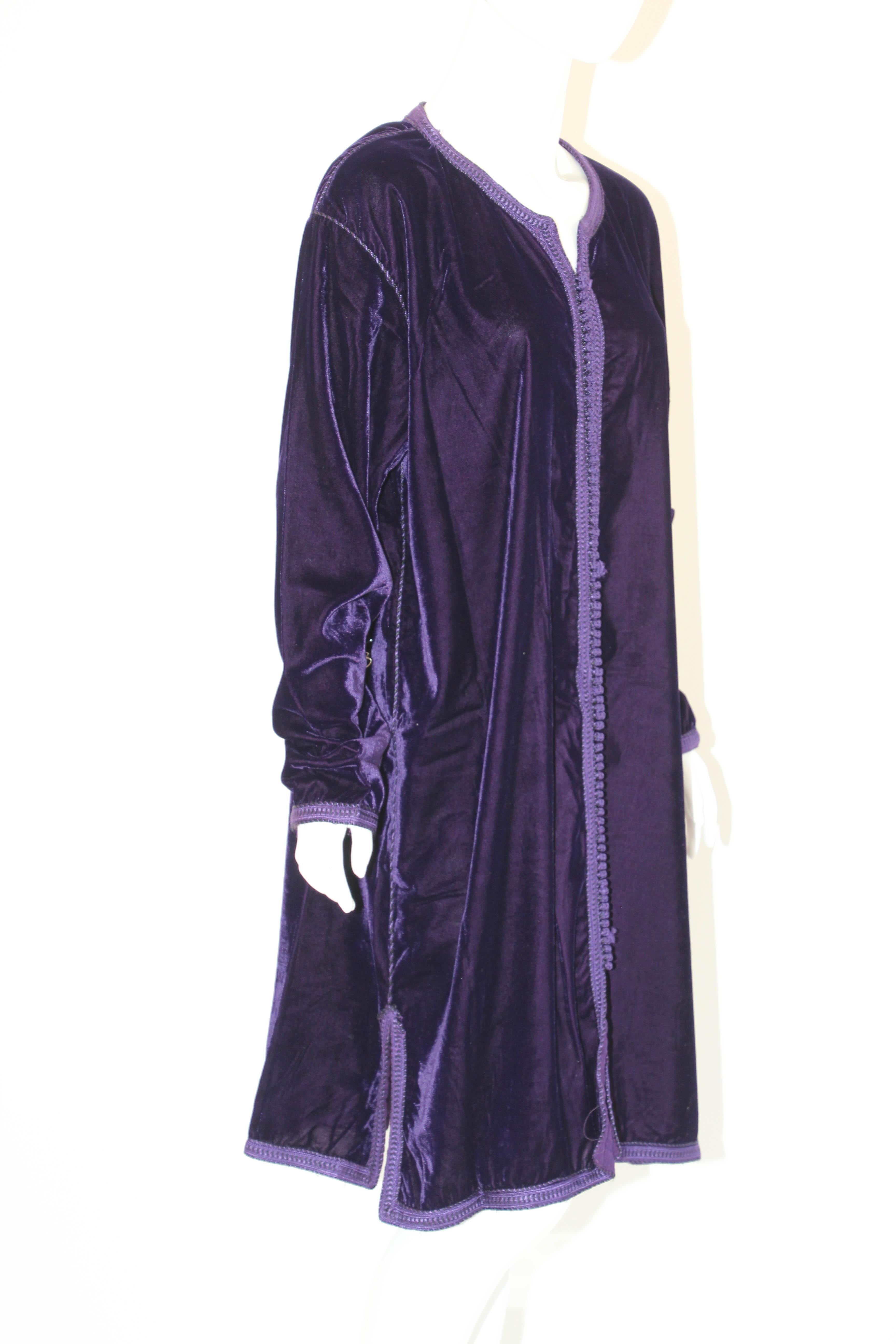 Caftan marocain en velours violet Caftan des années 1970 en vente 13