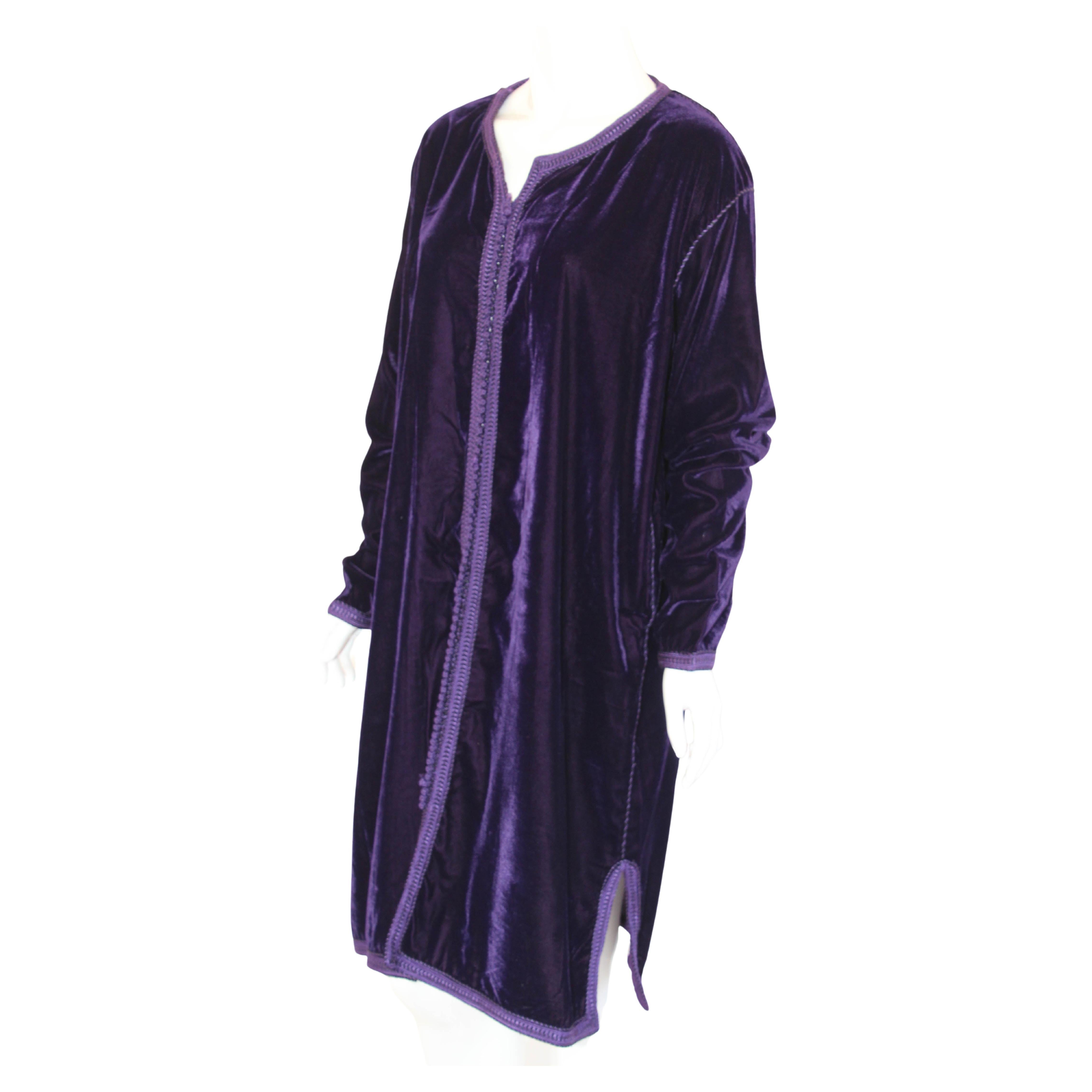 Elegant caftan marocain en velours violet brodé.
vers les années 1960.
Cette robe gilet kaftan en velours est brodée et embellie entièrement à la main.
Unique en son genre  Robe marocaine mauresque du Moyen-Orient.
Le kaftan présente une encolure