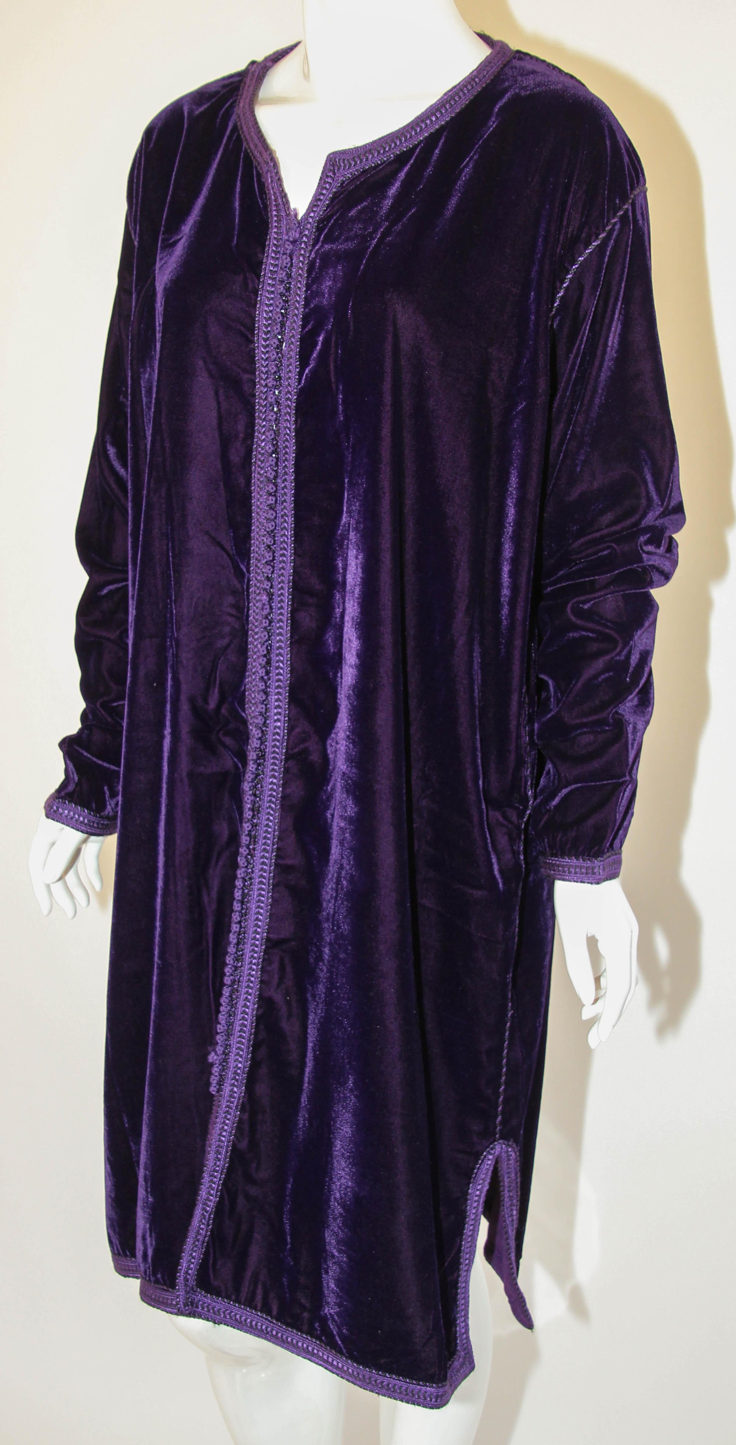 Caftan marocain en velours violet Caftan des années 1970 en vente 1