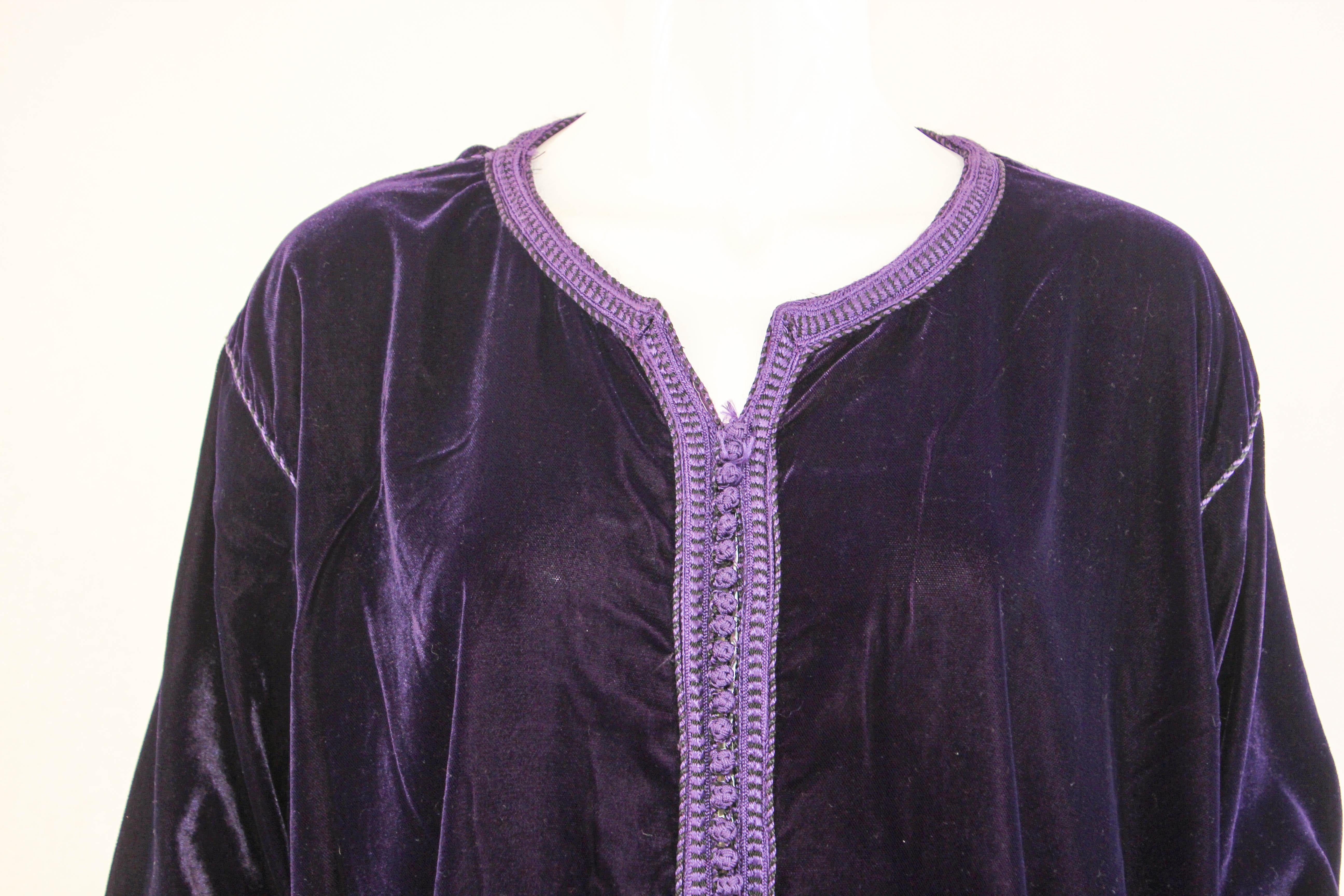 Caftan marocain en velours violet Caftan des années 1970 en vente 2