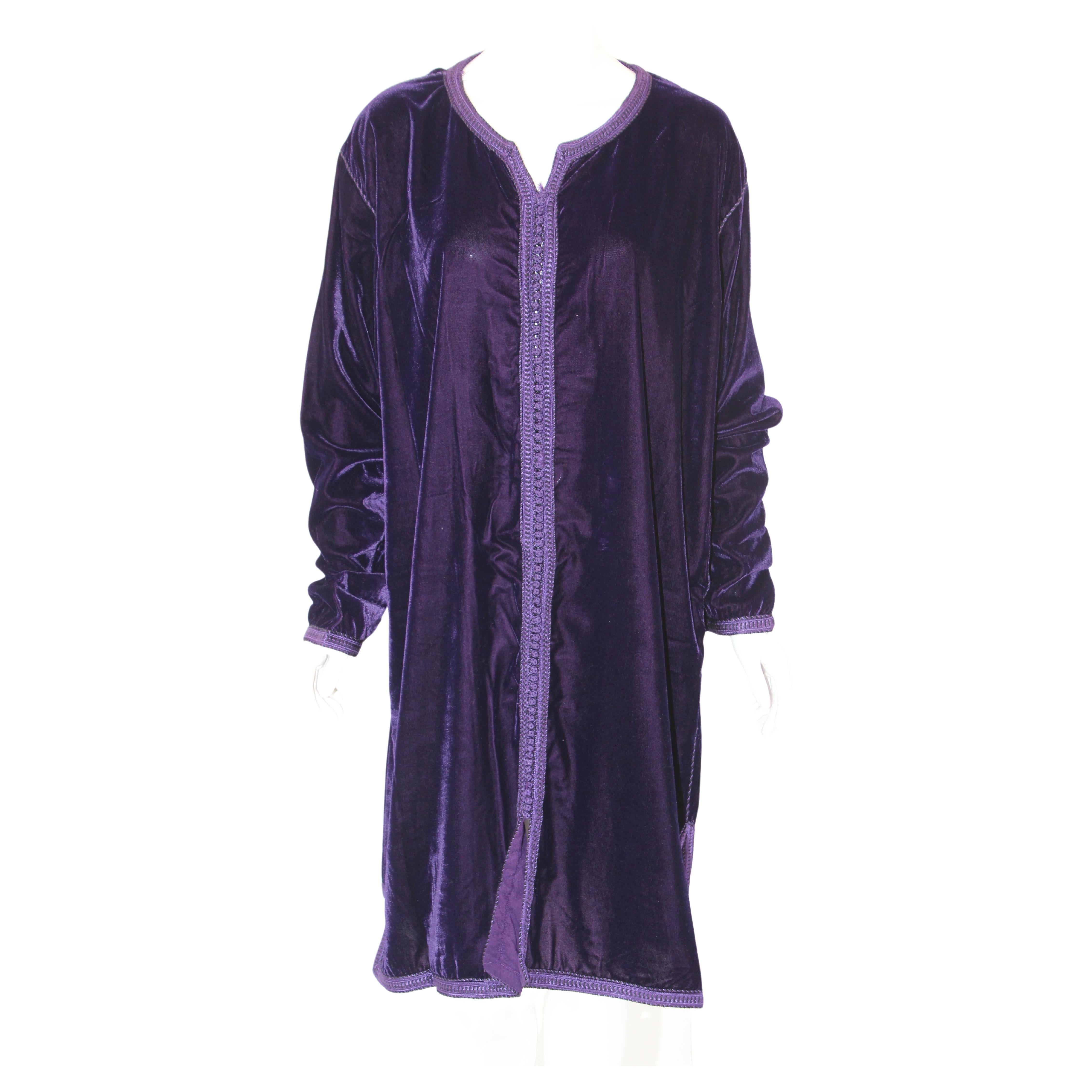 Caftan marocain en velours violet Caftan des années 1970 en vente