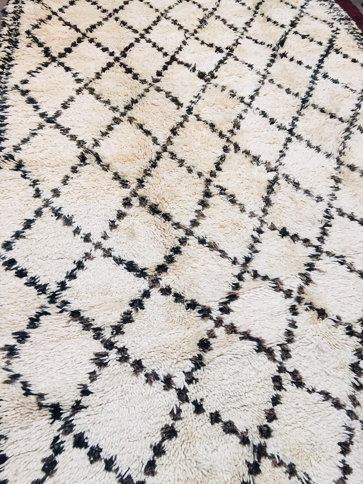 1950s Moroccan Vintage White and Black Beni Ouarain Tribal African Rug For Sale 1