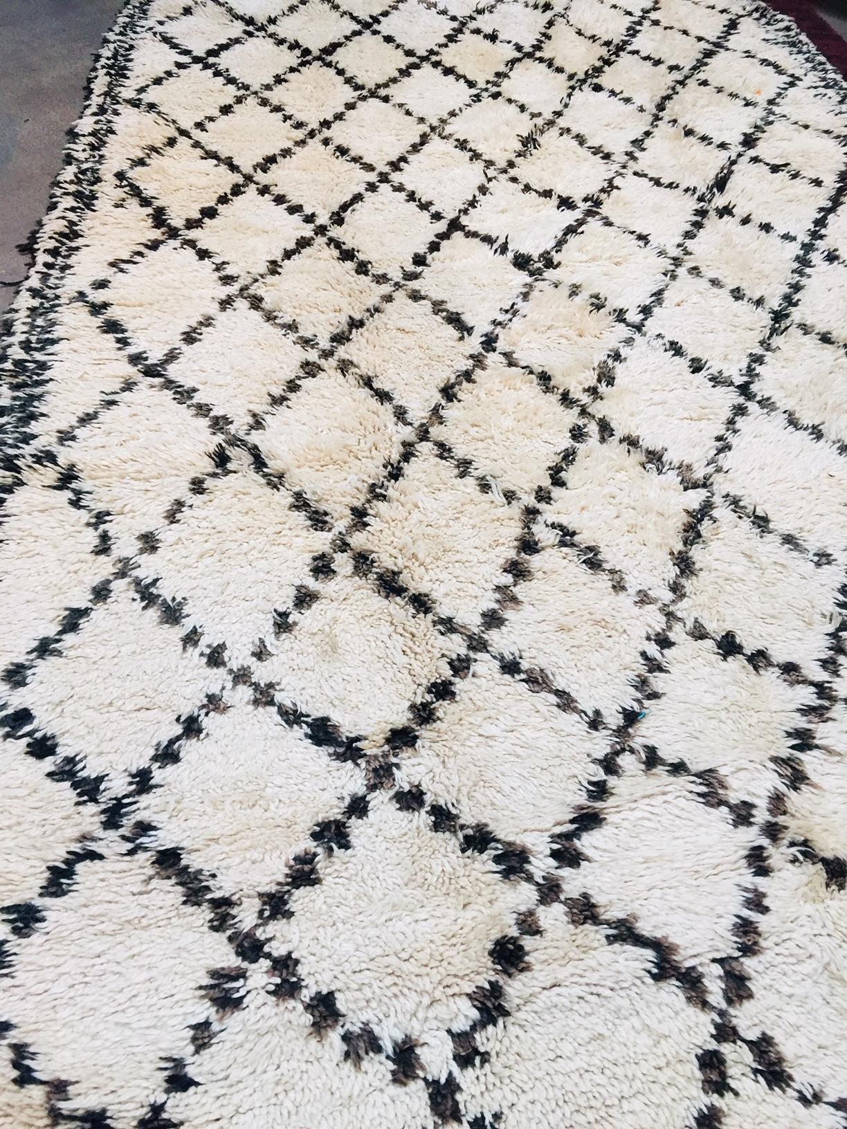 1950s Moroccan Vintage White and Black Beni Ouarain Tribal African Rug For Sale 2