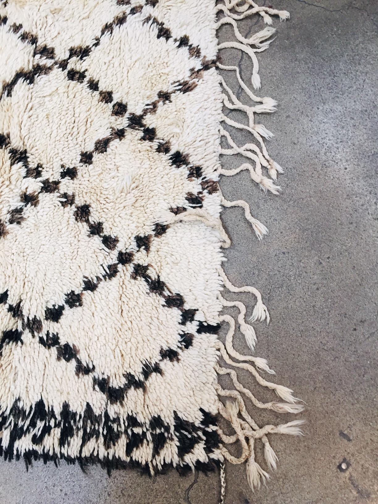 1950s Moroccan Vintage White and Black Beni Ouarain Tribal African Rug For Sale 3