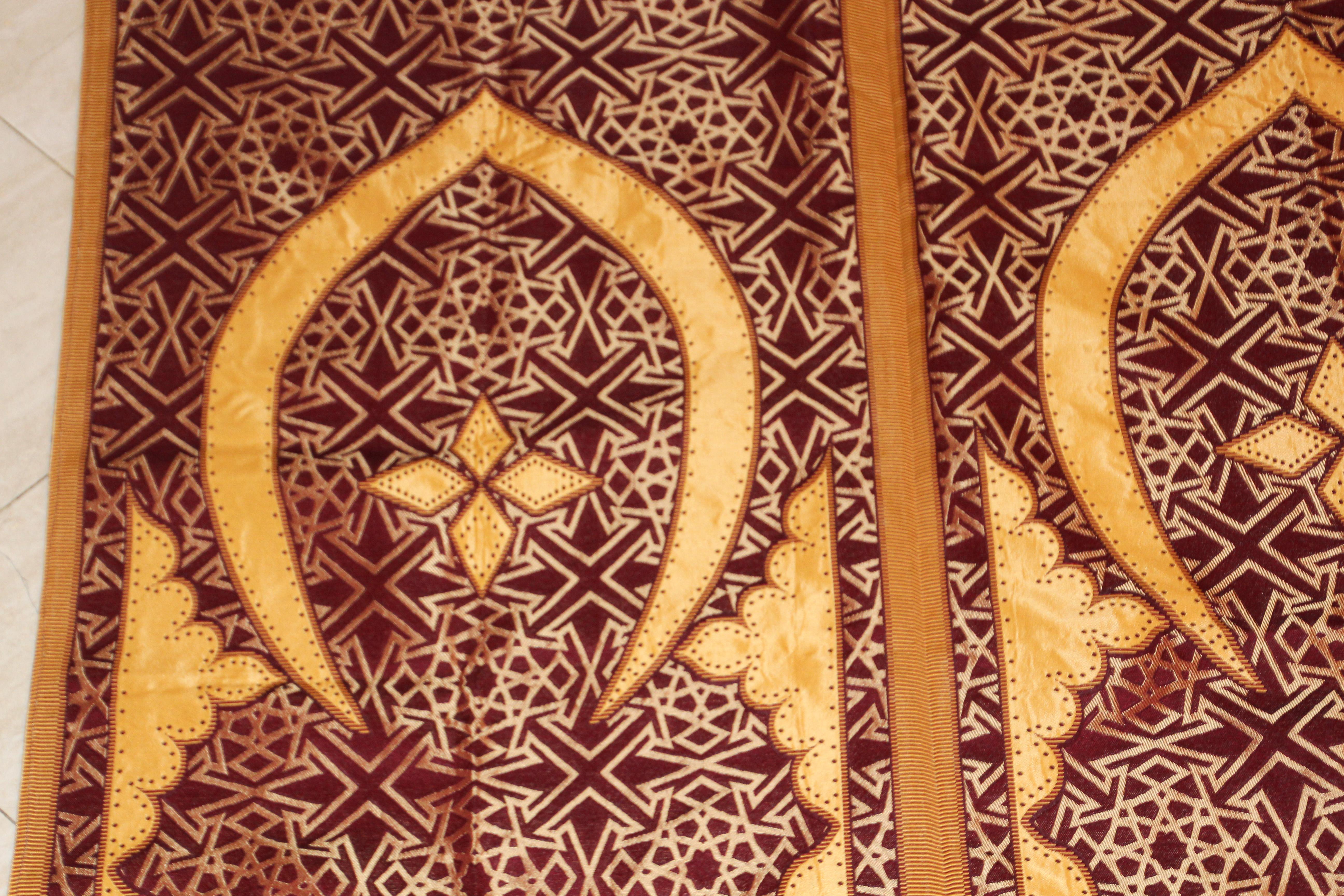 Marokkanische wandhängende Hiti mit maurischen Bogen in Rot und Gold im Angebot 5