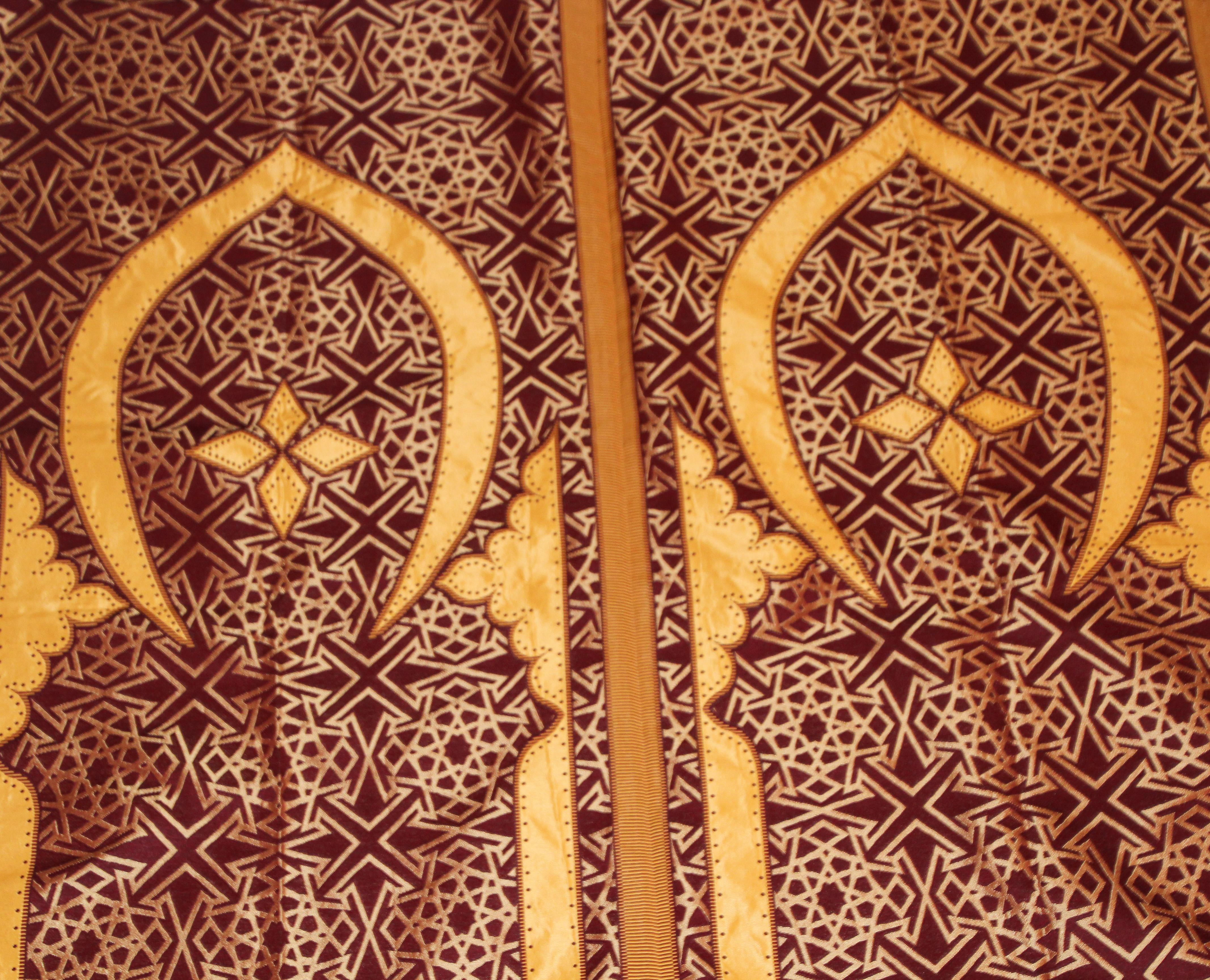 Marokkanische wandhängende Hiti mit maurischen Bogen in Rot und Gold im Angebot 11