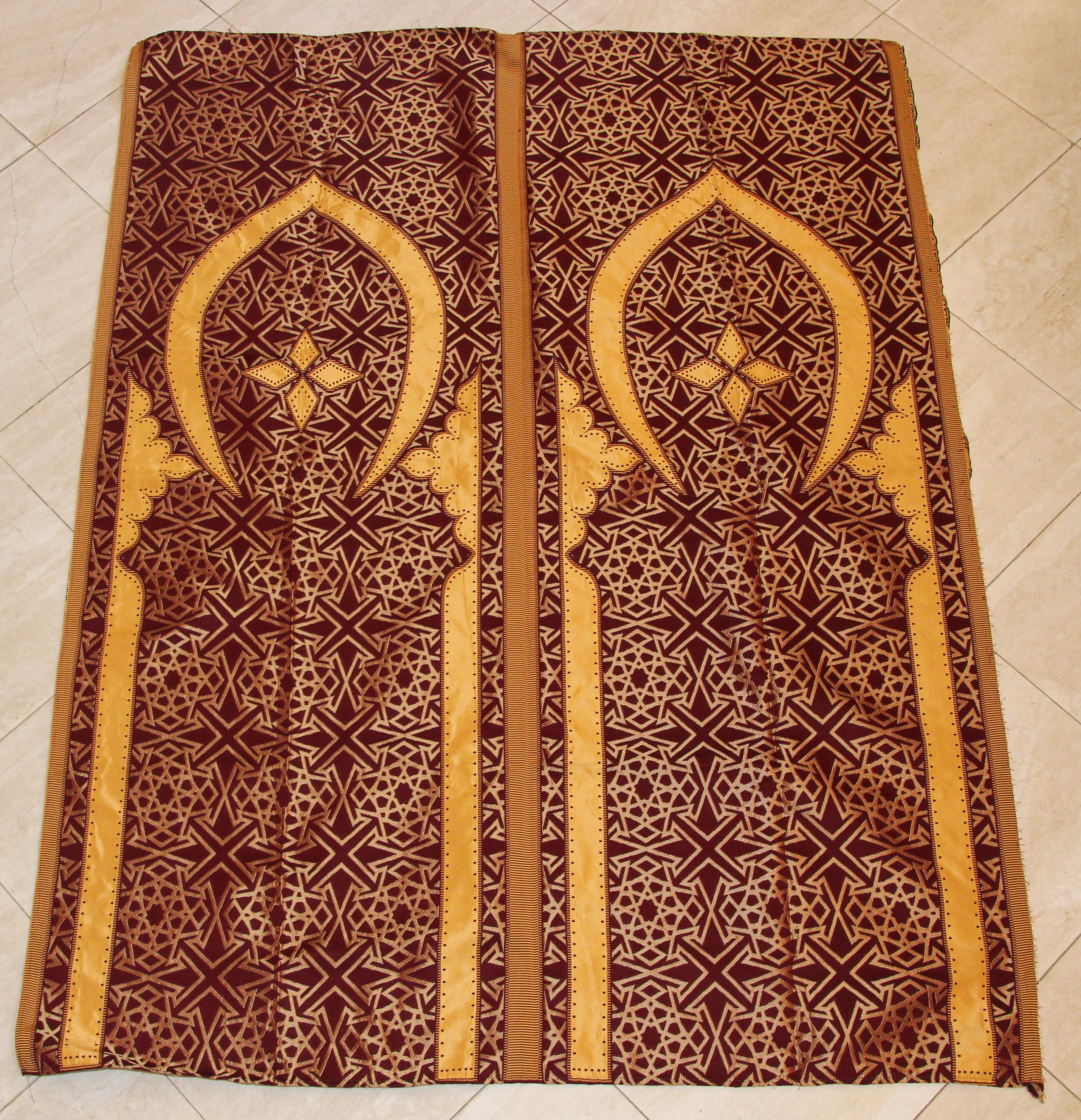 Moroccan wall hanging, hiti with red and gold moorish arches.
Moroccan vintage textile in gold and red, could be used both sides.
Great Moorish traditional geometric Fez design with arches.
Ideal to frame it or to use it as a wall hanging.
Hiti