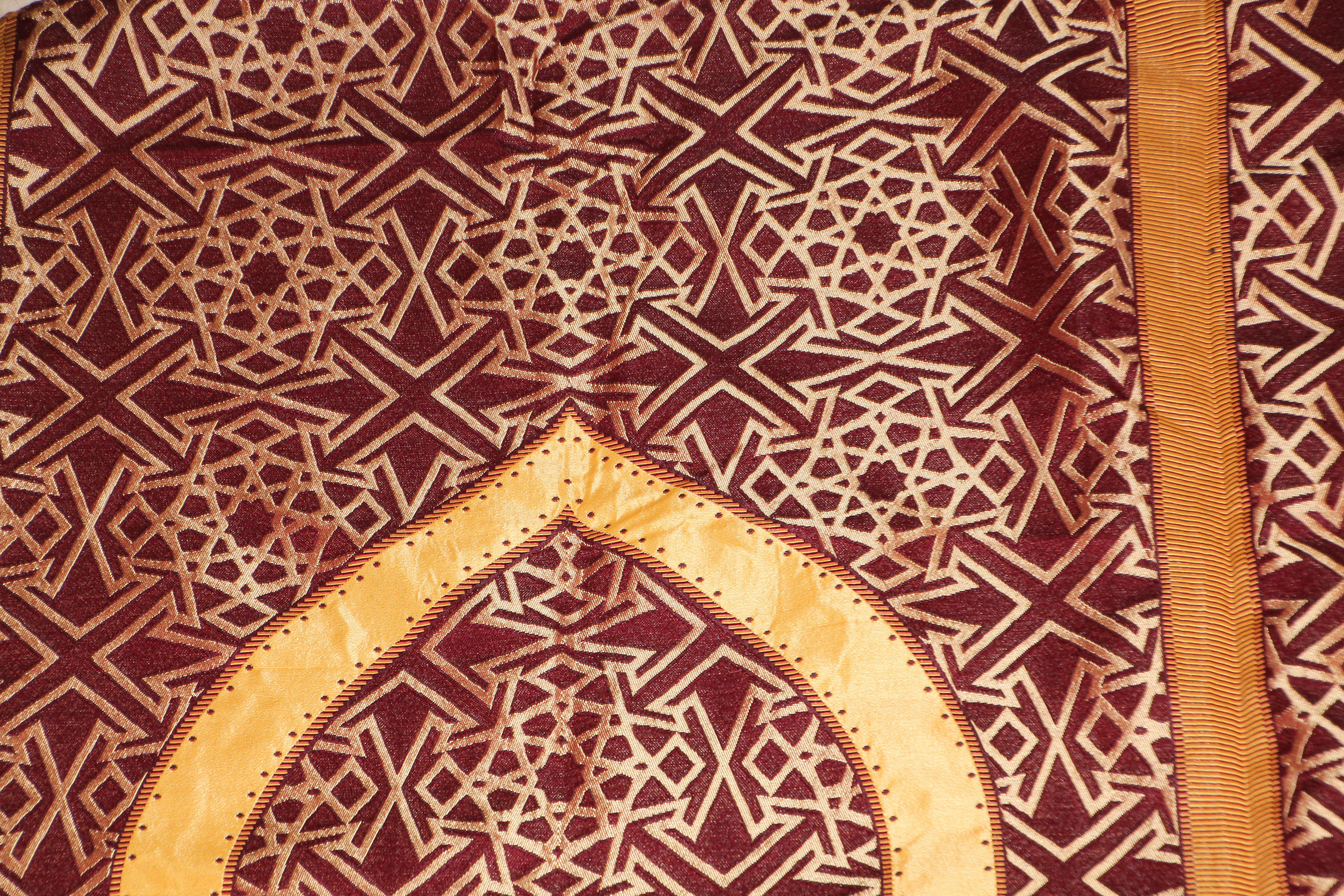 Marokkanische wandhängende Hiti mit maurischen Bogen in Rot und Gold (Baumwolle) im Angebot