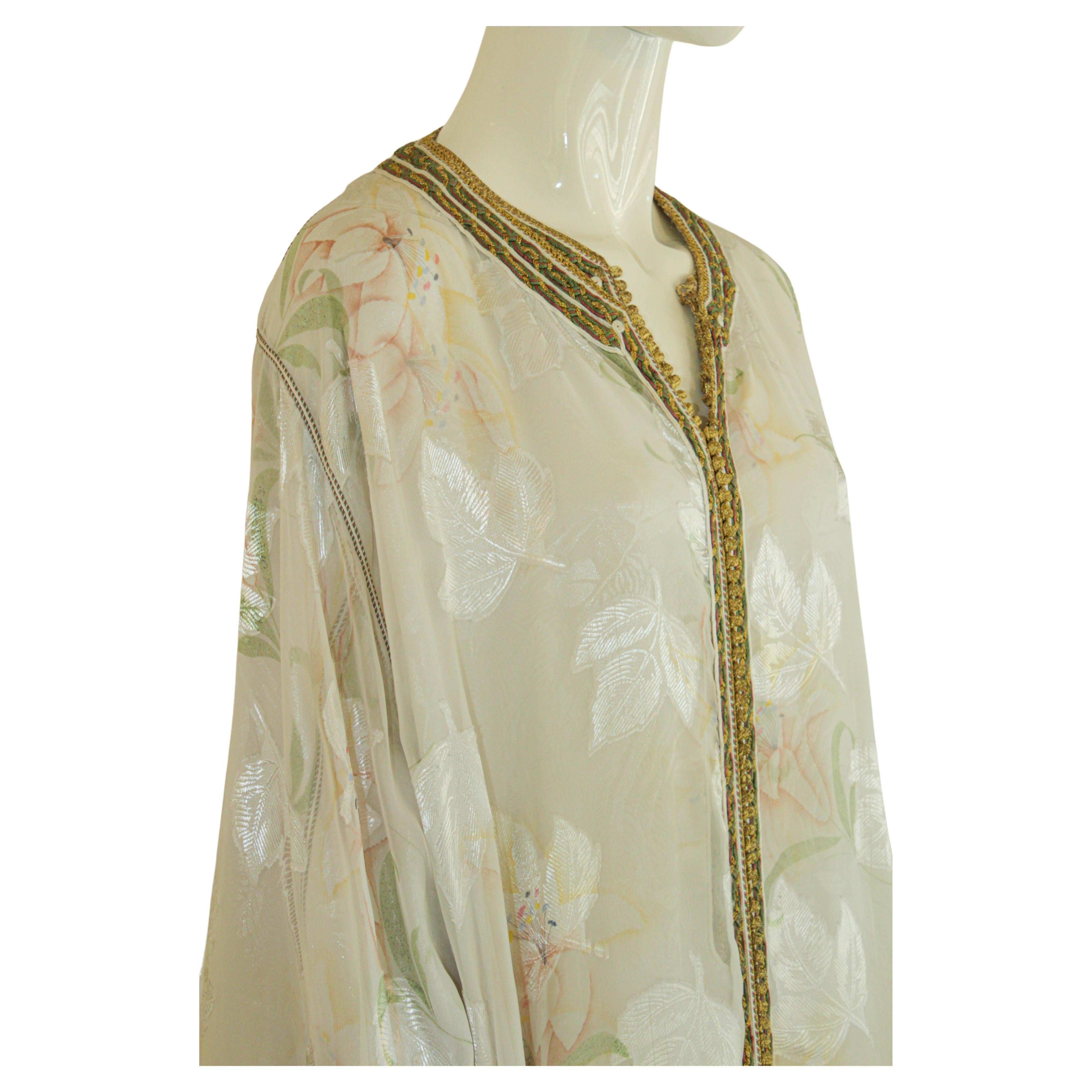 Caftan marocain blanc floral en soie brodé.
Il s'agit d'un ensemble de deux robes que vous pouvez porter ensemble ou séparément,
vers les années 1980.
Cette longue robe maxi set caftan est brodée et embellie entièrement à la main.
Robe d'hôtesse de
