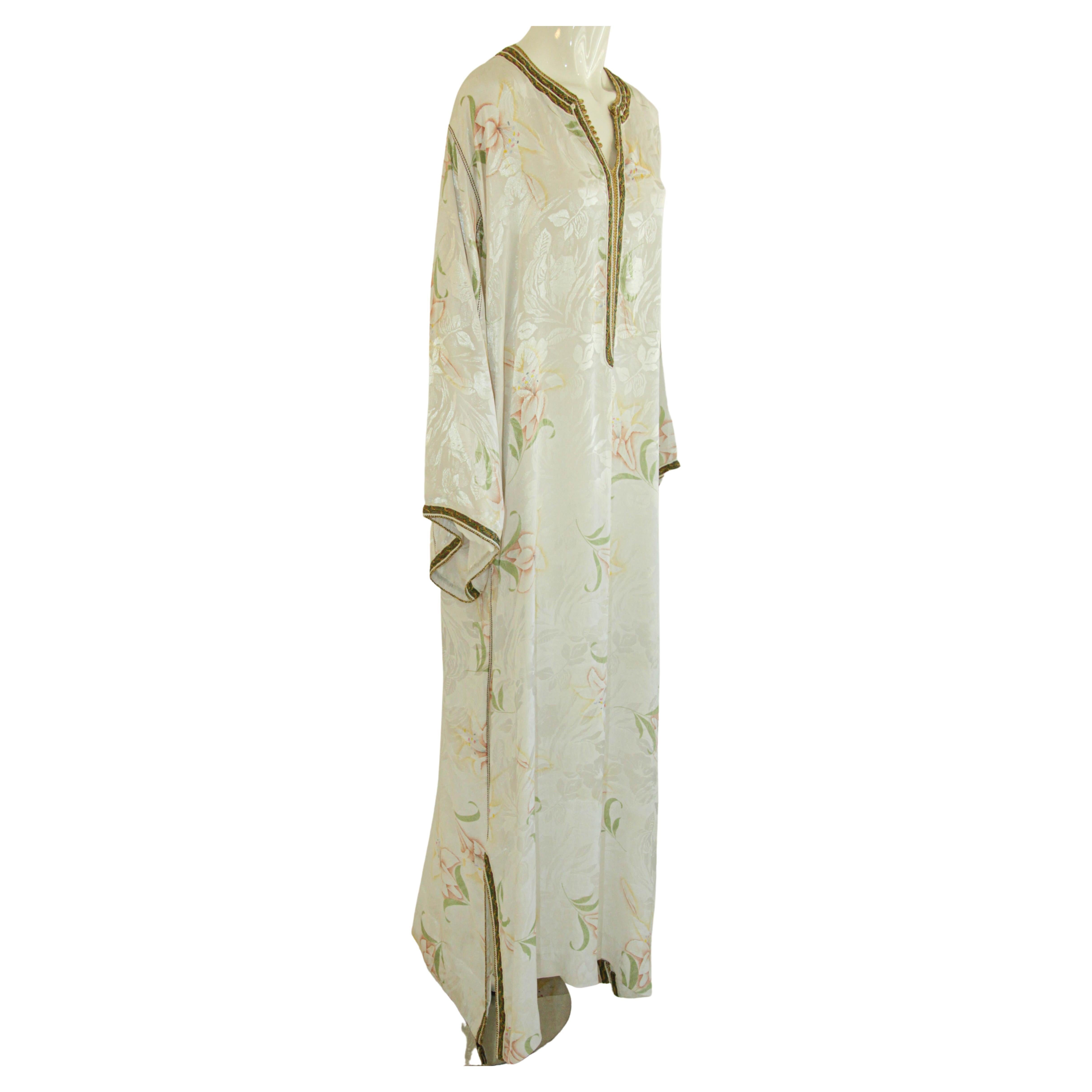 Ensemble caftan marocain à fleurs blanches Bon état - En vente à North Hollywood, CA