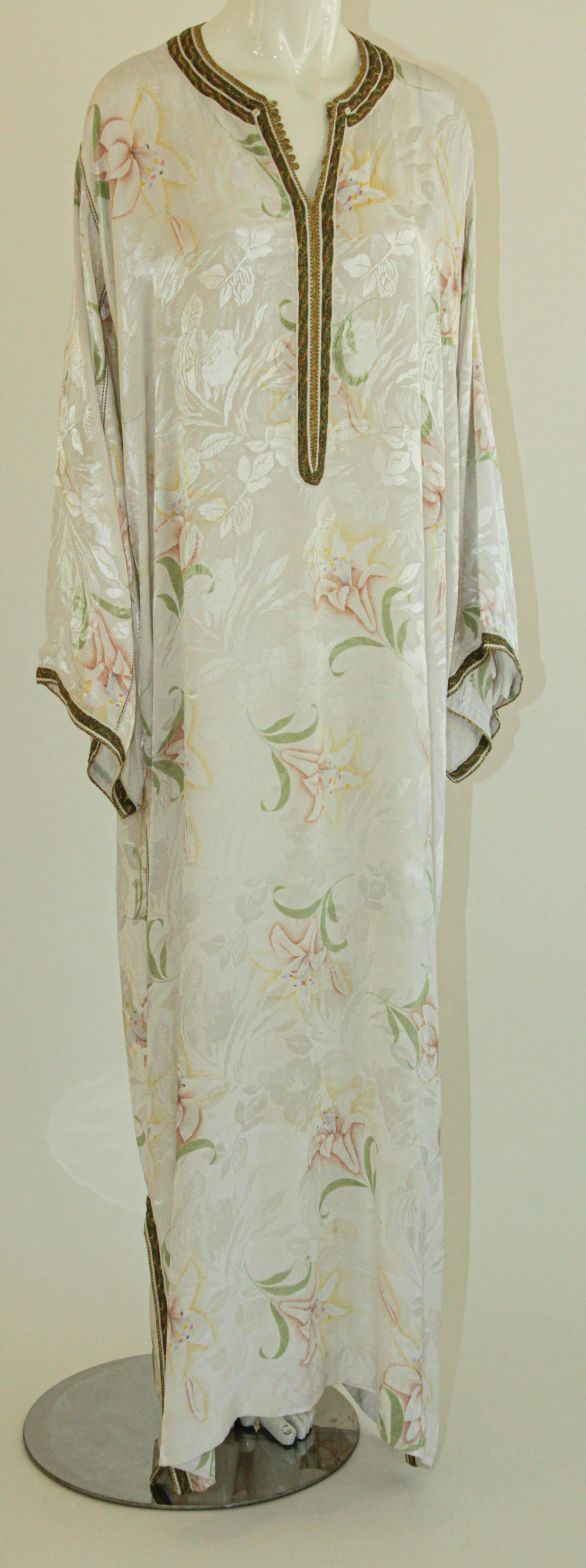Women's or Men's Moroccan White Floral Caftan Set For Sale